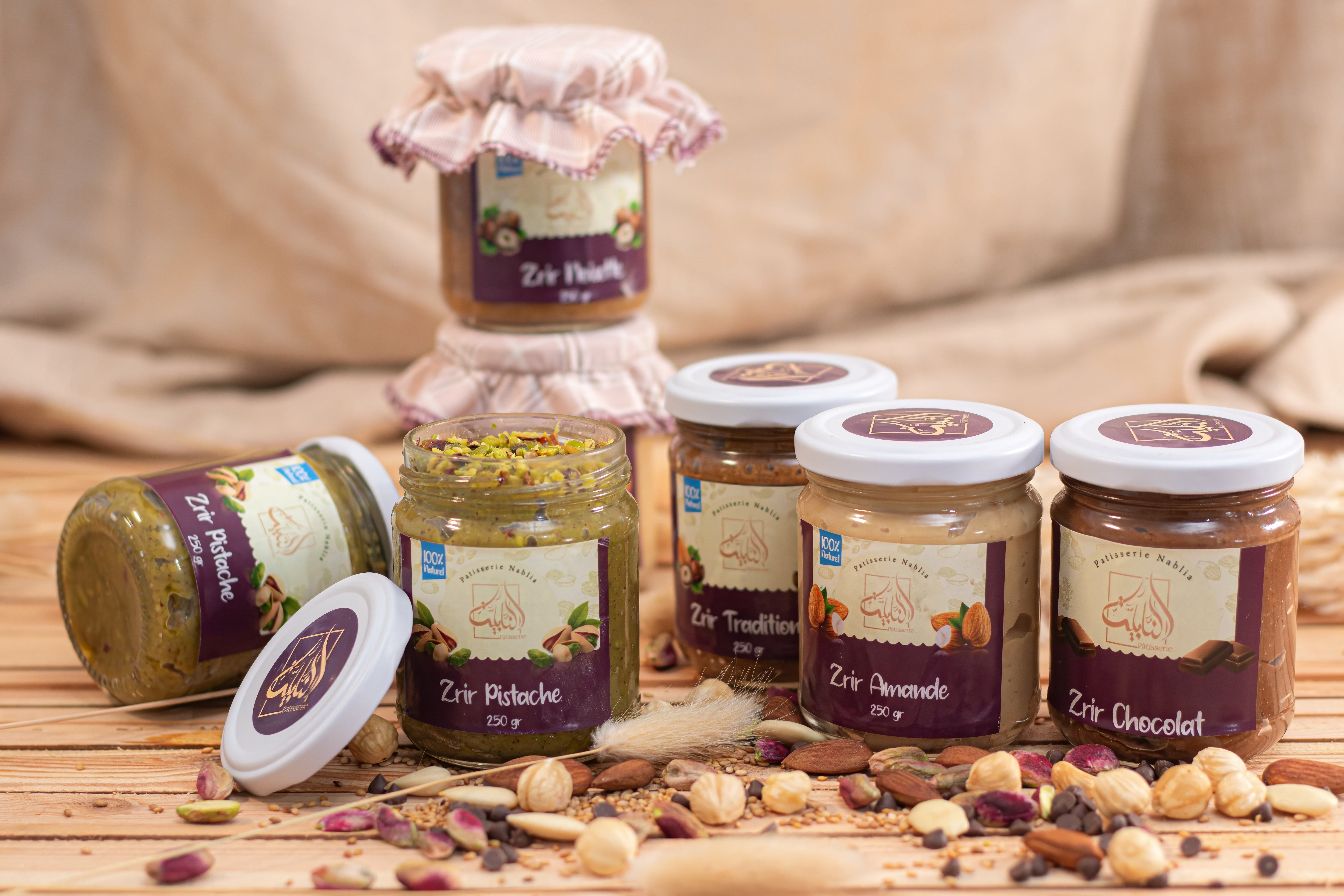 Variétés de Zrir Tunisien avec fruits secs et miel naturel, collection de Zrir traditionnel et moderne