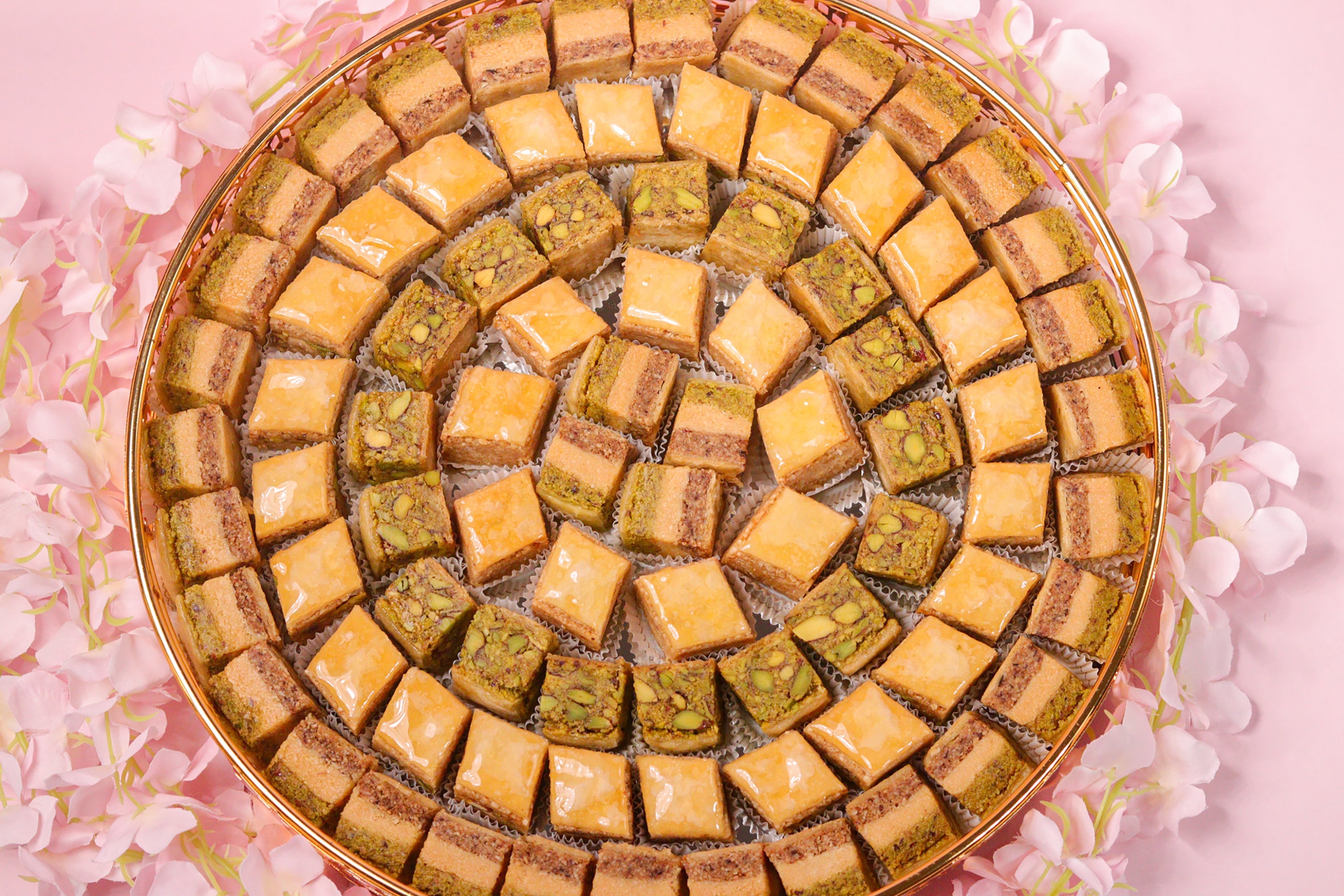 Baklawa tunisienne de luxe avec amandes, pistaches et noisettes