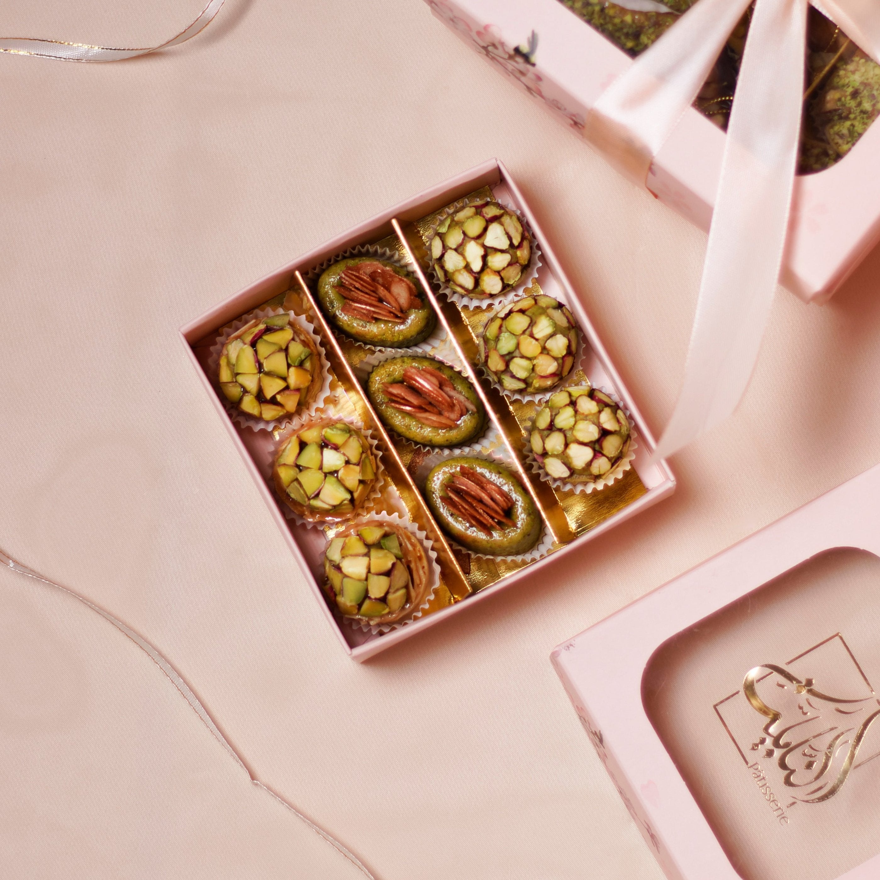 Coffret Pistache Précieux avec 9 mignardises à la pistache, élégant et transparent