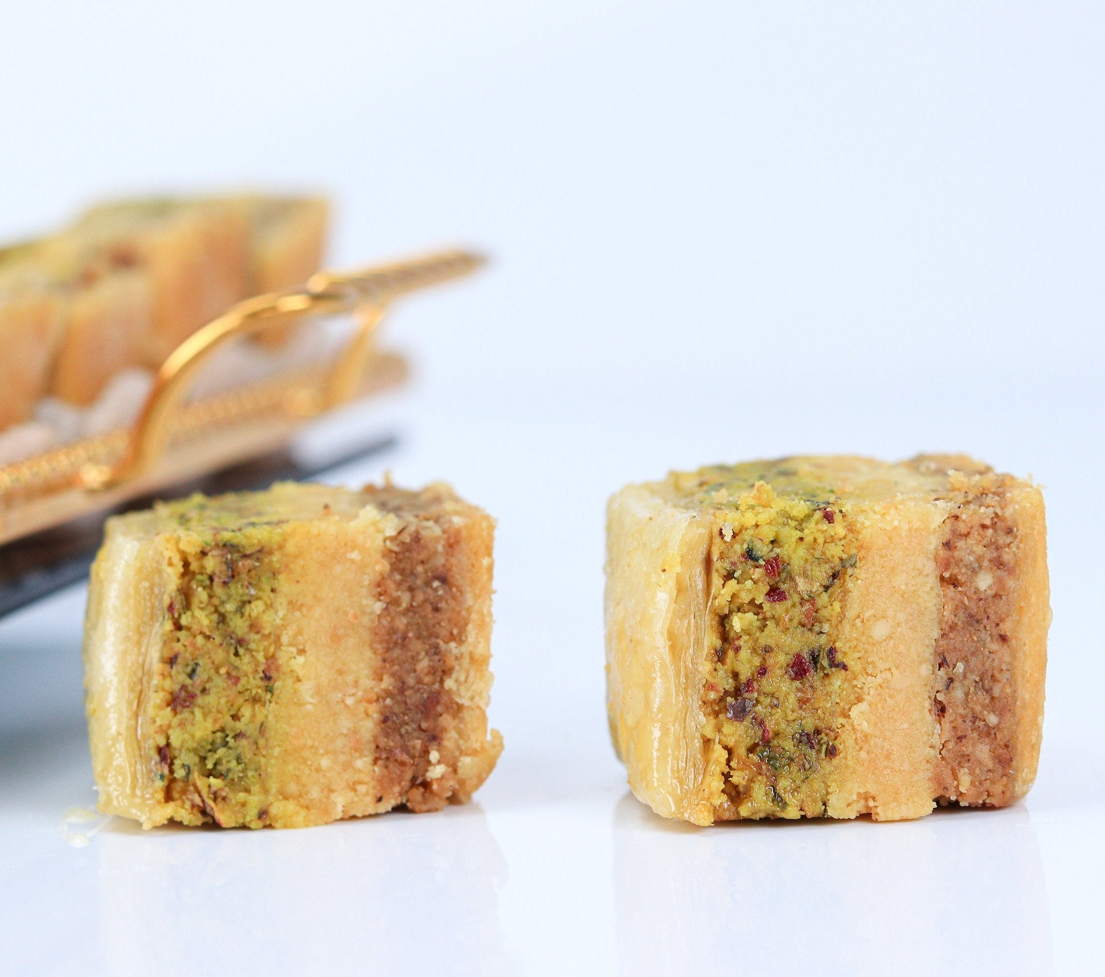 Baklawa Bourgeoise (Baklawet El Bey) avec pistaches, amandes et noisettes moulues.