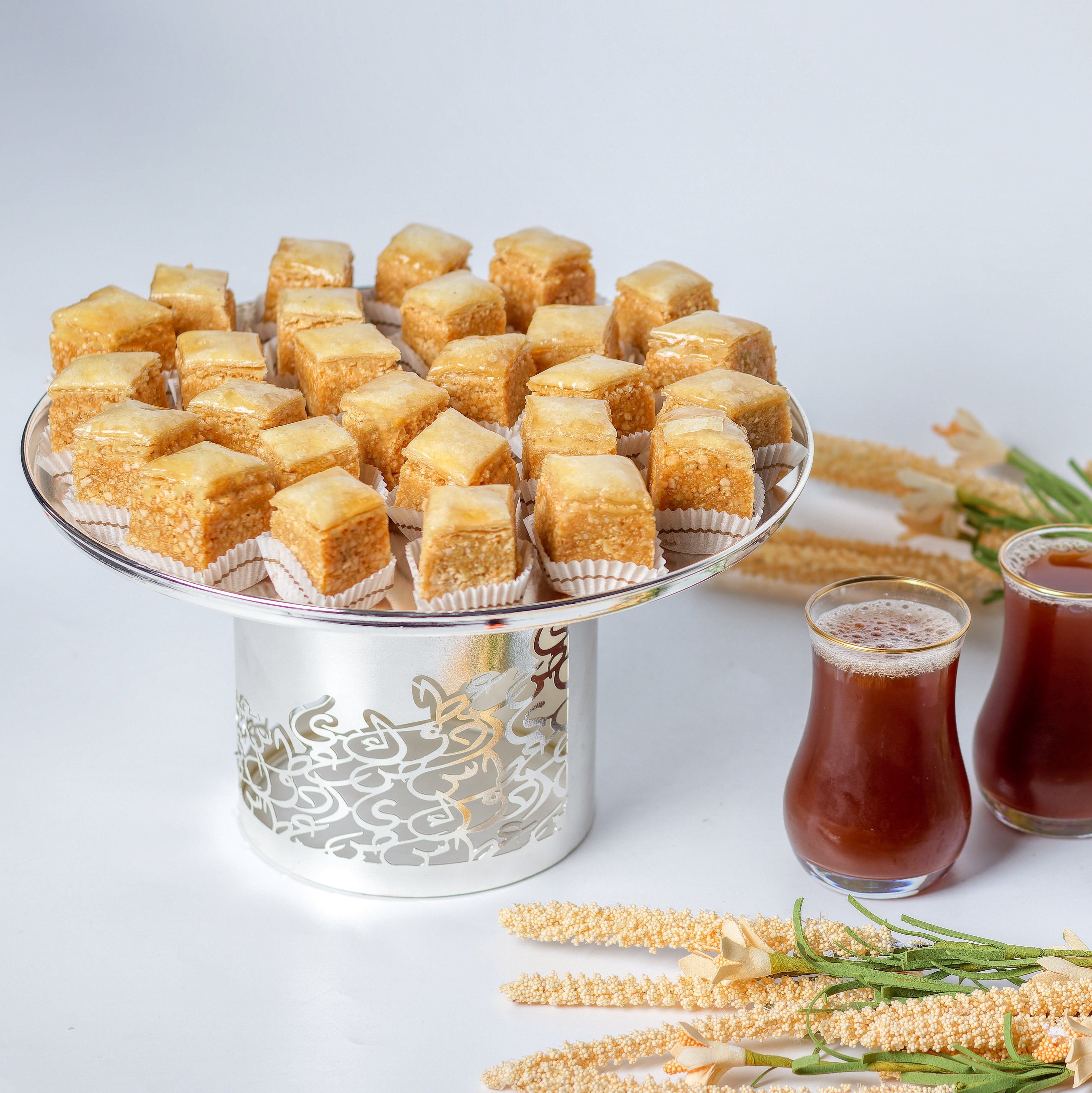 Plateau contenant des Baklawas Amande, l'une des pâtisseries tunisiennes les plus raffinées et connues.