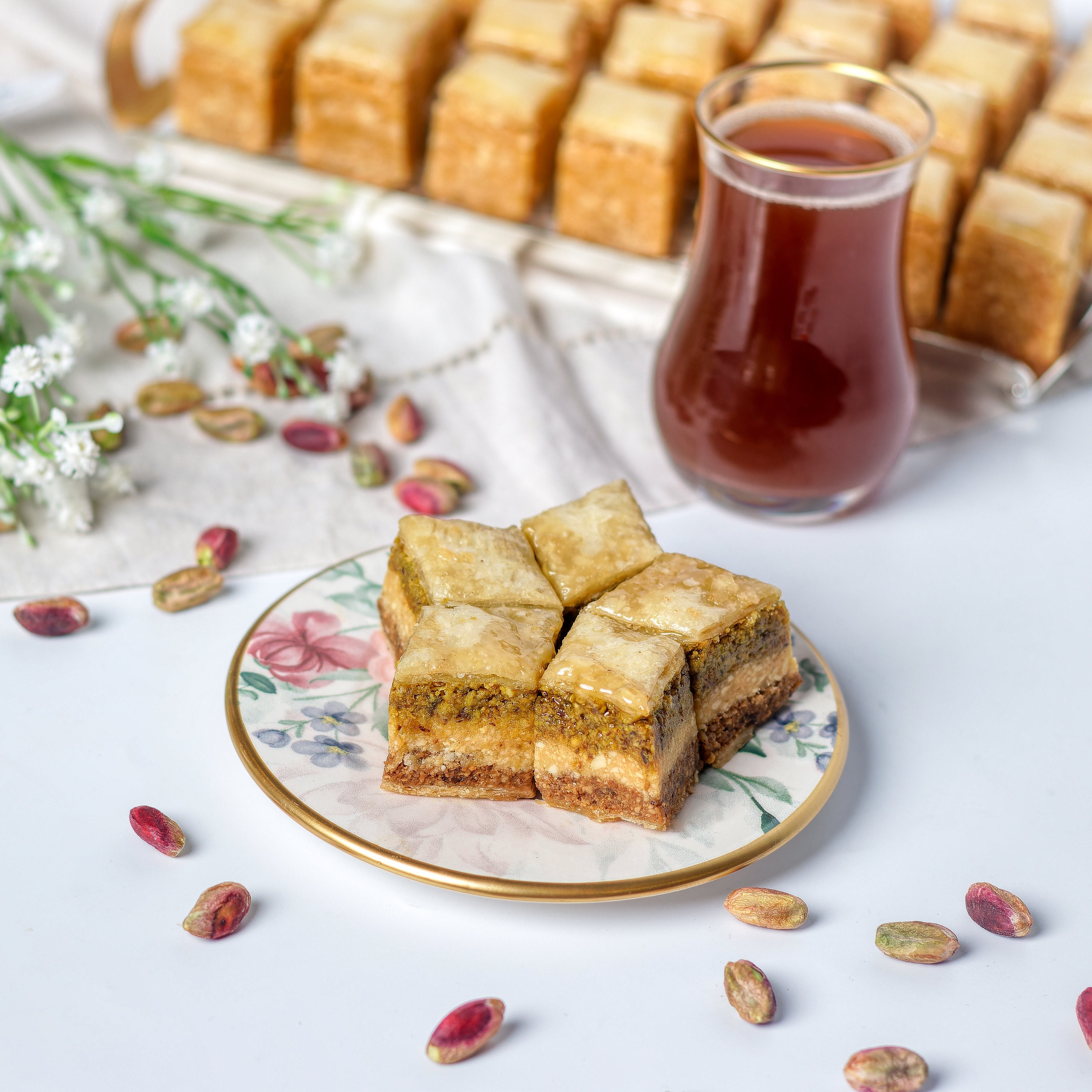 Baklawa Bourgeoise (Baklawet El Bey) avec pistaches, amandes et noisettes moulues.