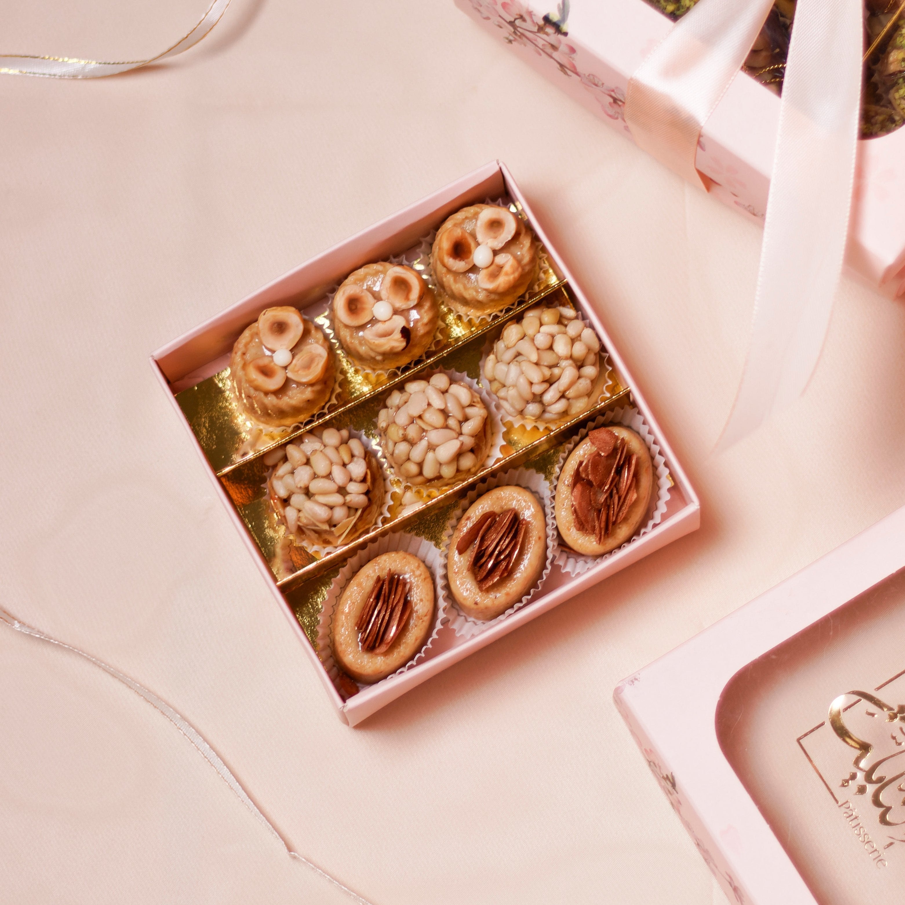 Coffret Noisette Précieux avec 9 mignardises à la noisette, élégant et transparent