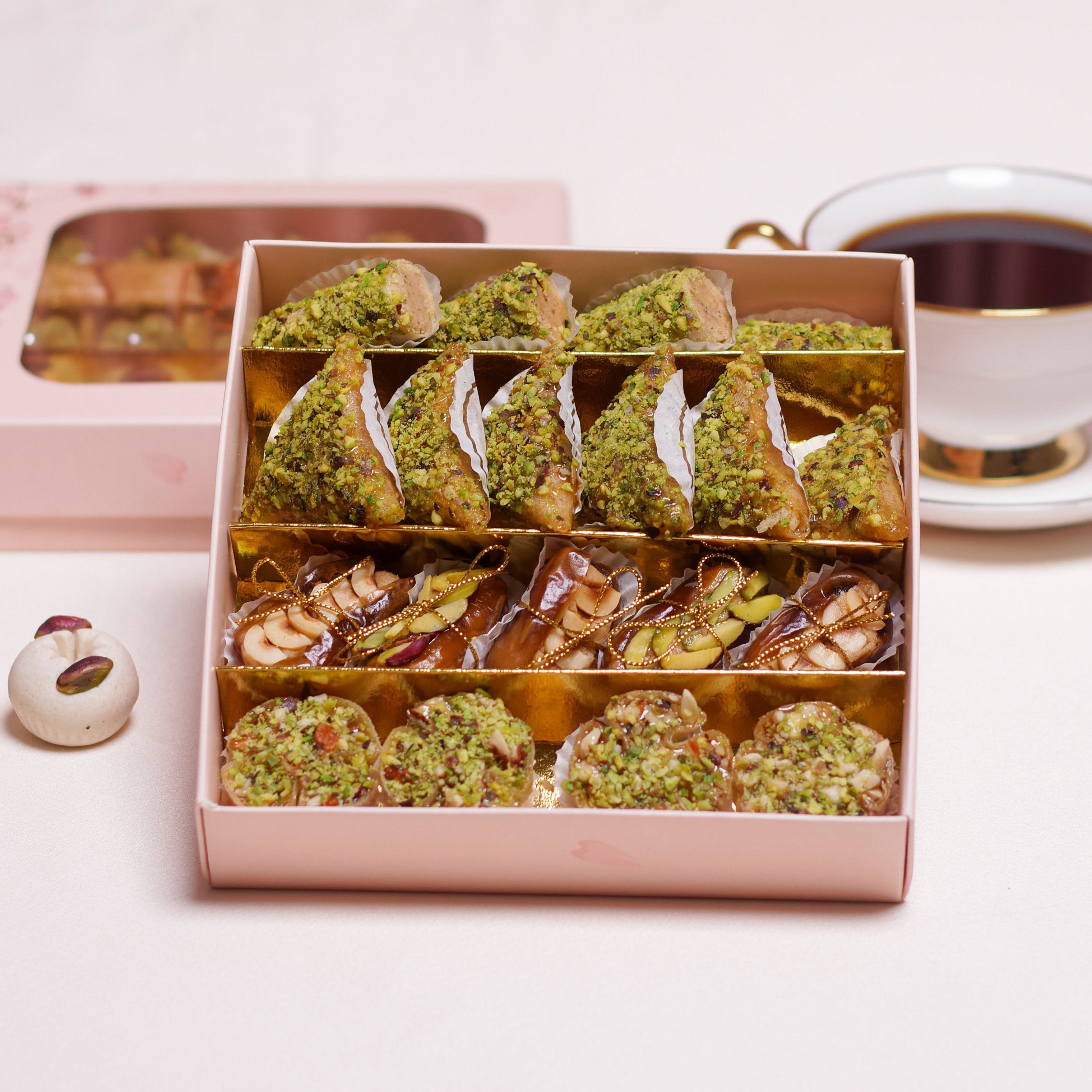 Coffret Pause Thé avec samsa, nid de oiseau, et dattes farcies, 19 pièces