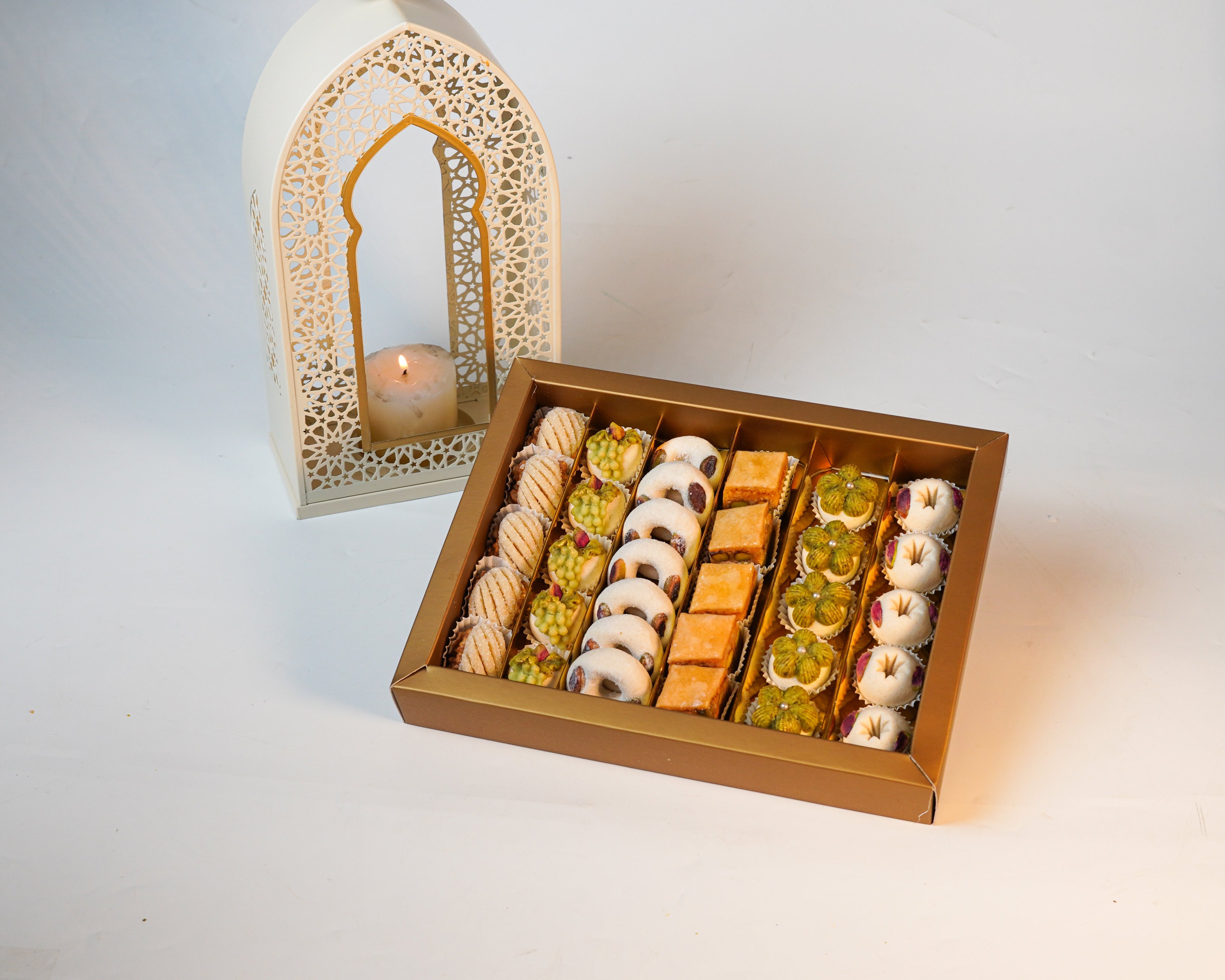 Coffret Amande & Baklawa – Assortiment de pâtisseries tunisiennes pour le Ramadan (32 pièces)