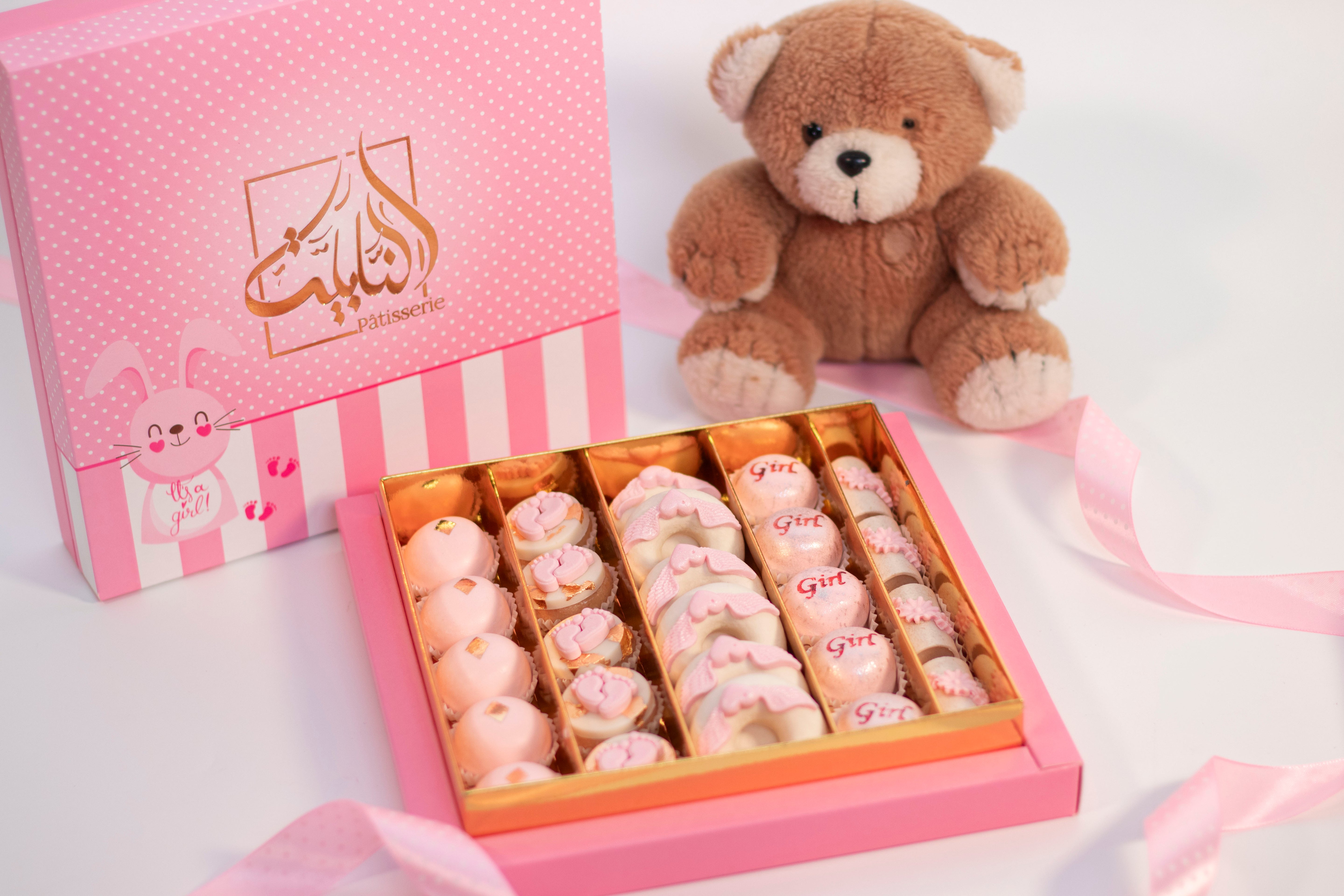 Coffret rose Bébé Douceur - Petite Princesse avec pâtisseries aux amandes pour célébration de petite fille