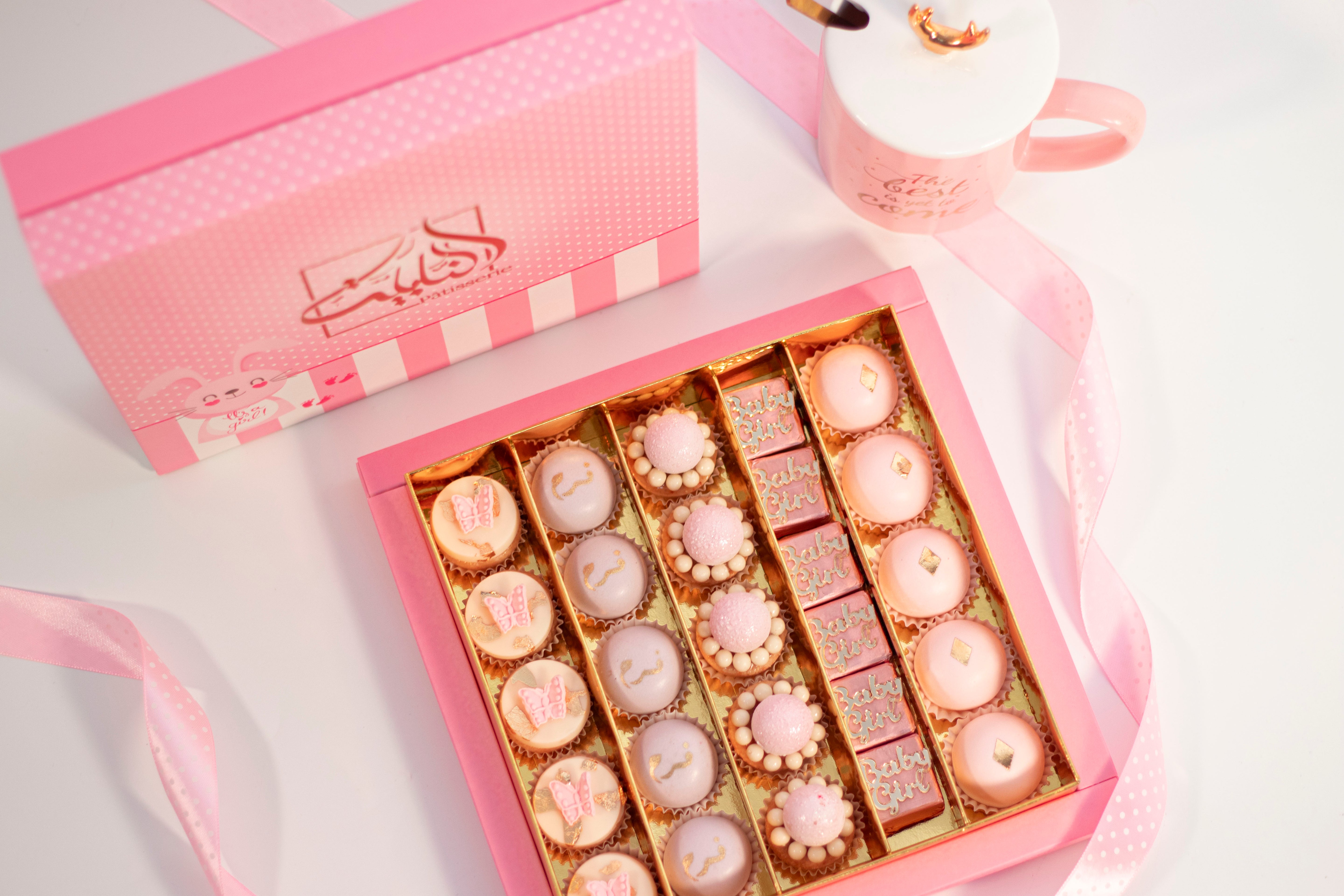 Coffret Élégance pour bébé fille avec mignardises et chocolats