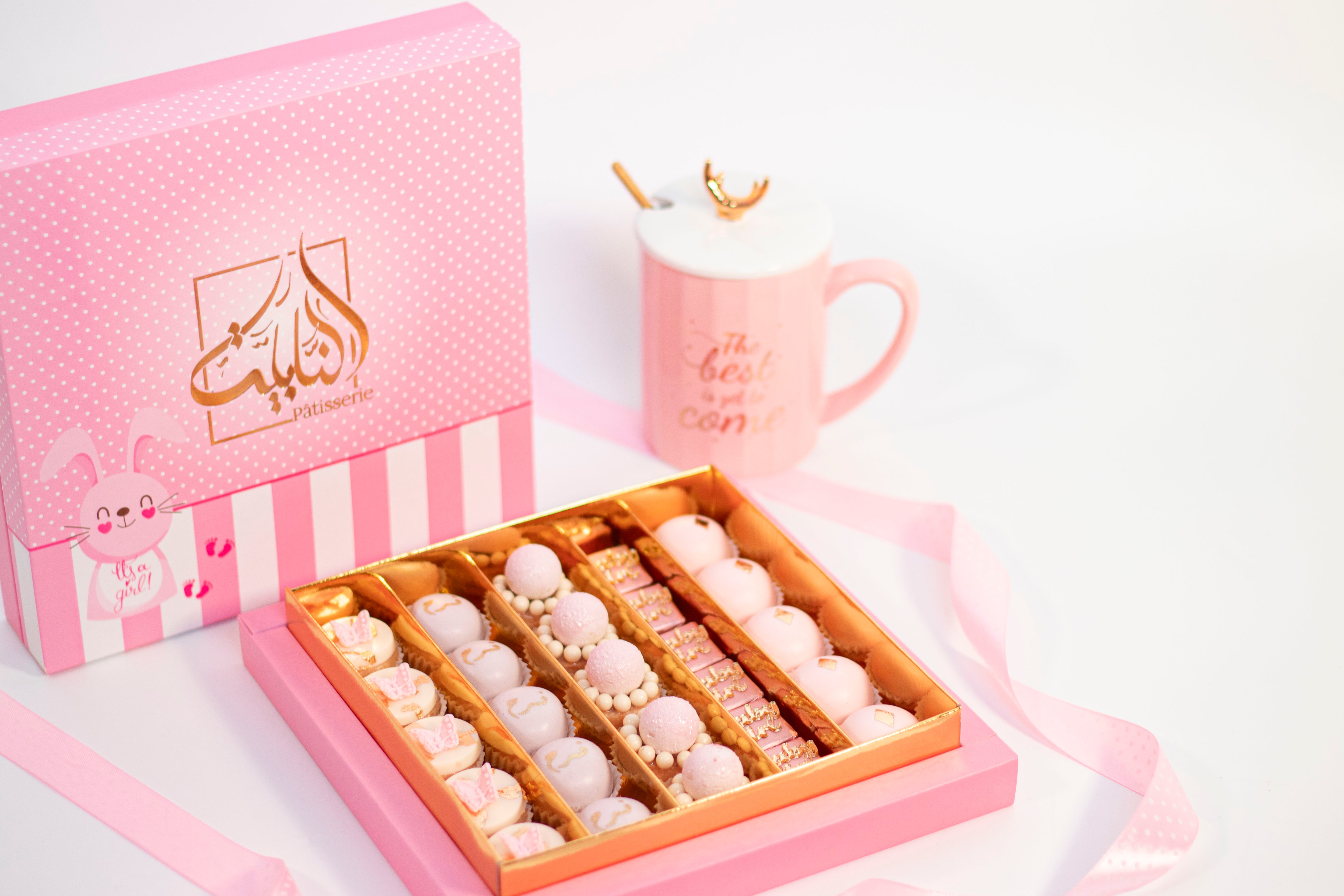 Coffret Élégance pour bébé fille avec mignardises et chocolats