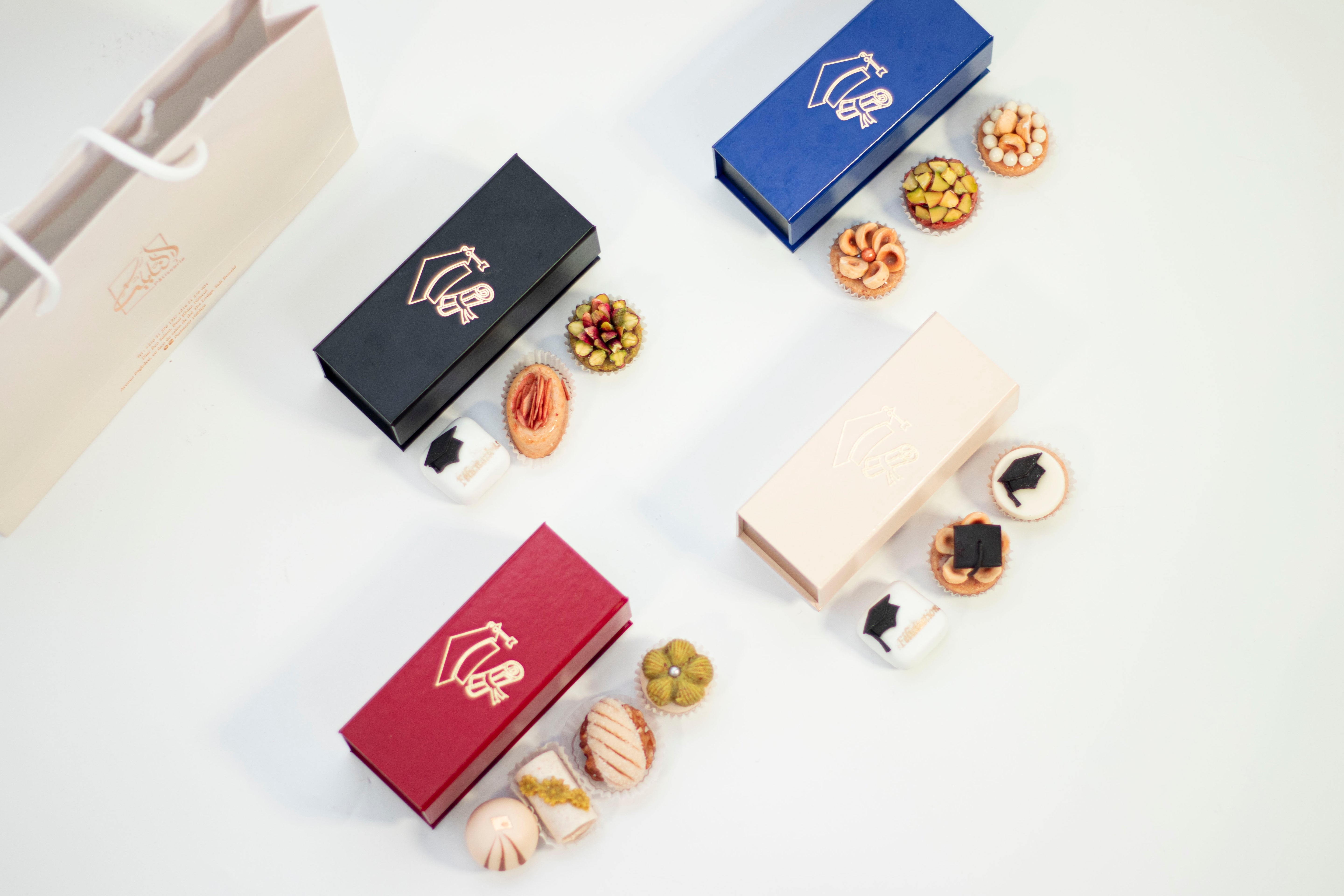 Coffret Diplôme Jury – Essentiel avec pâtisseries tunisiennes et sac élégant pour jury de soutenance