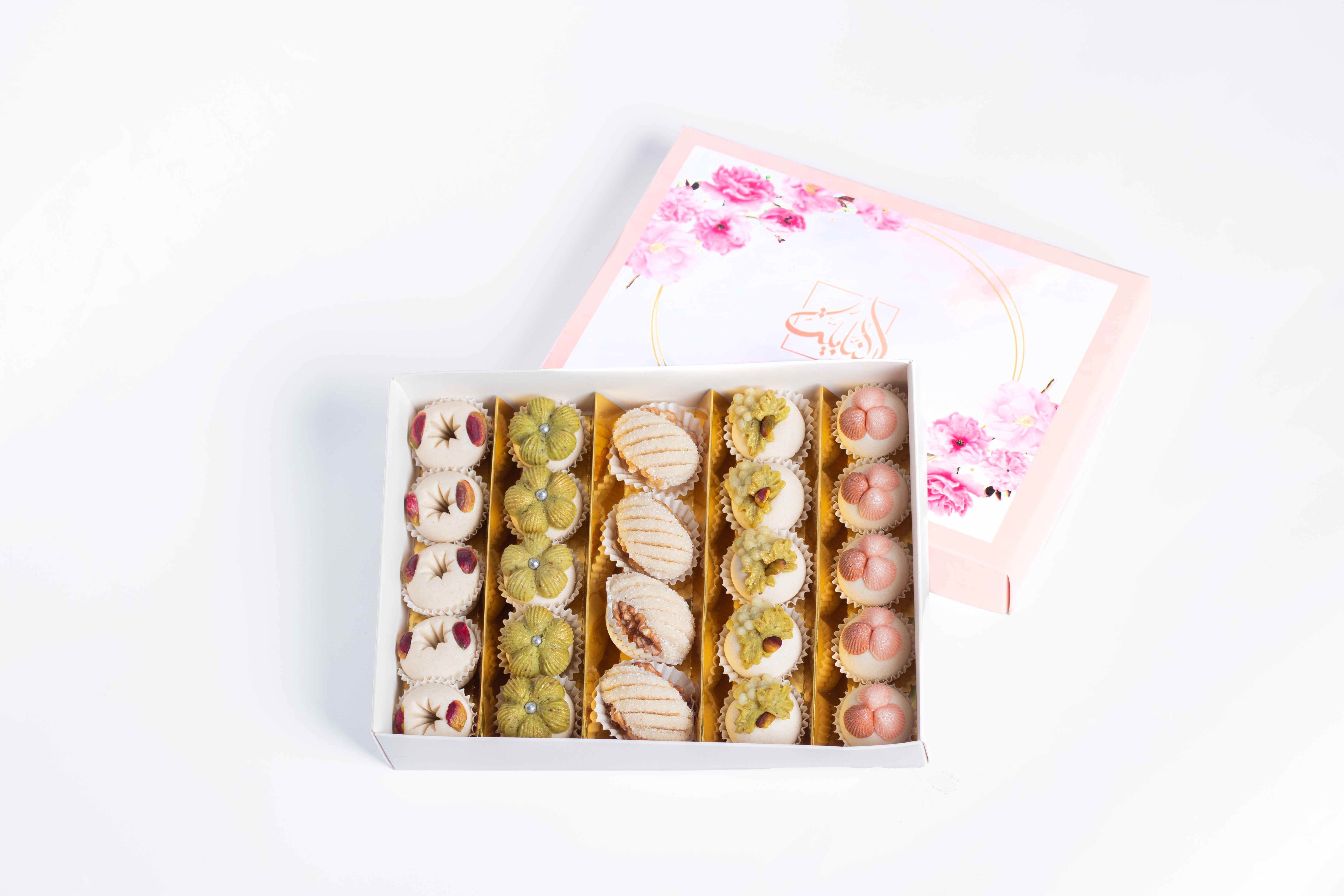 Coffret Pivoine avec 24 pâtisseries aux amandes dans une boîte blanche et rose décorée de pivoines