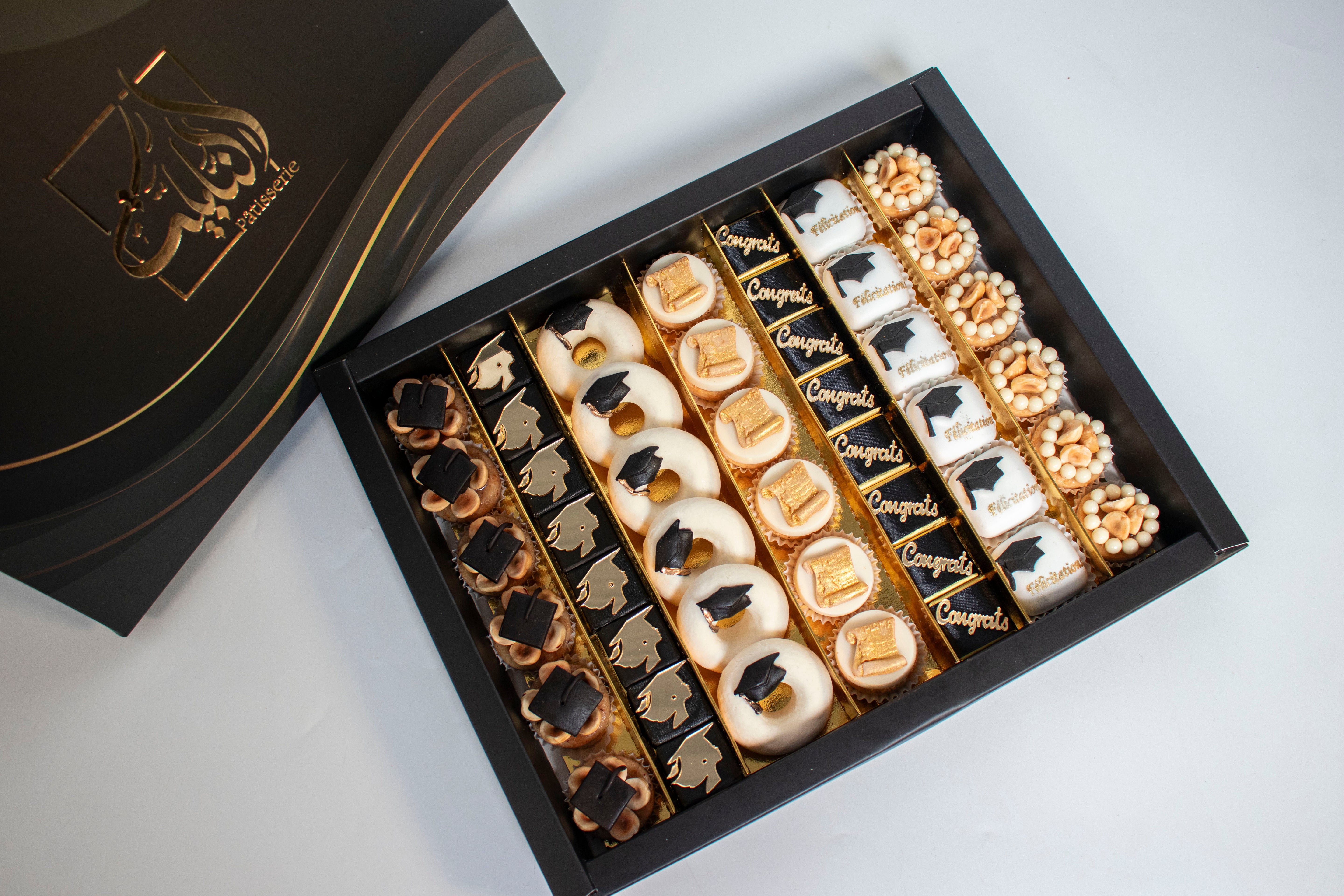 Coffret Diplôme Célébration avec assortiment de pâtisseries et chocolats, coffret noir élégant pour invités de soutenance