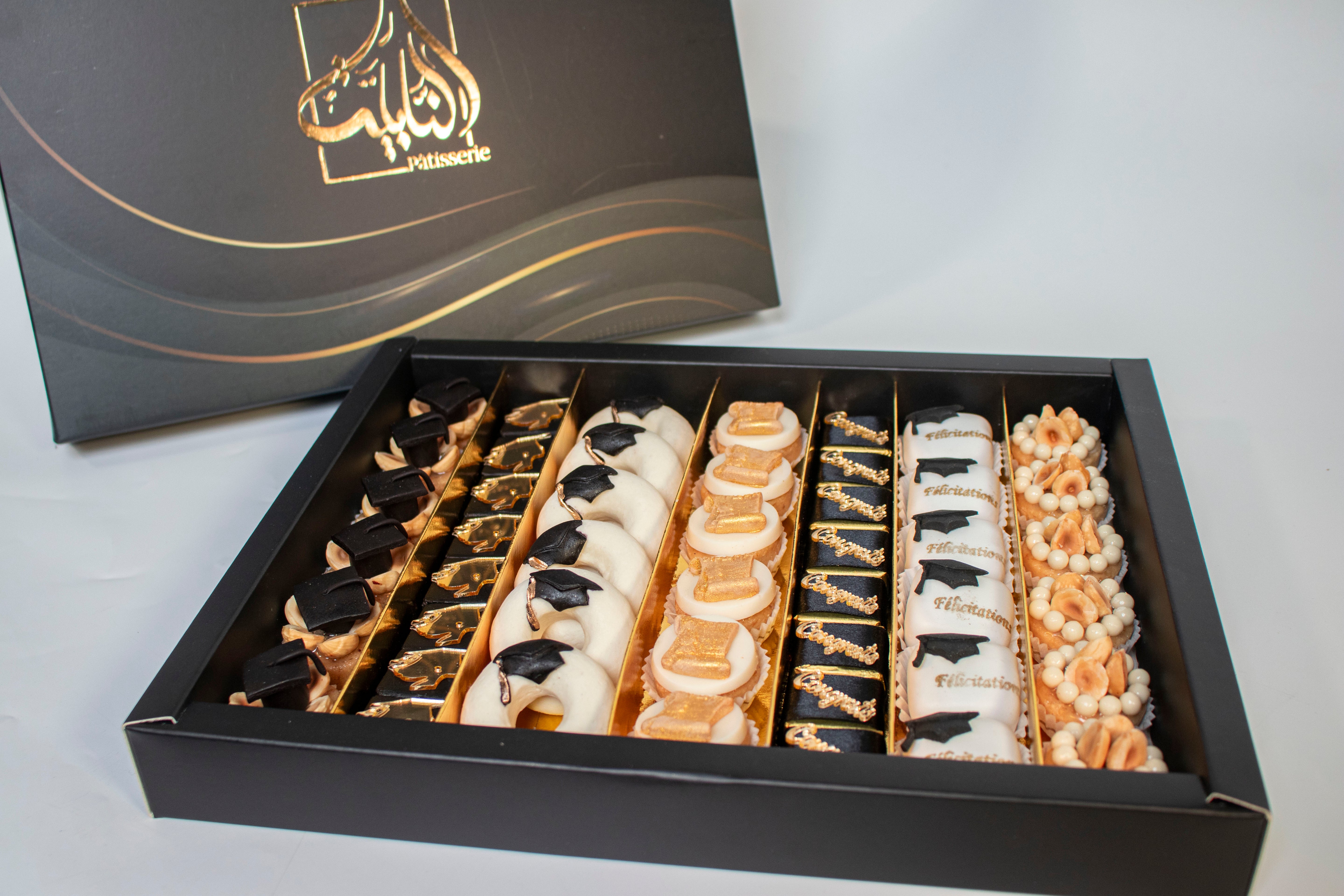 Coffret Diplôme Célébration avec assortiment de pâtisseries et chocolats, coffret noir élégant pour invités de soutenance