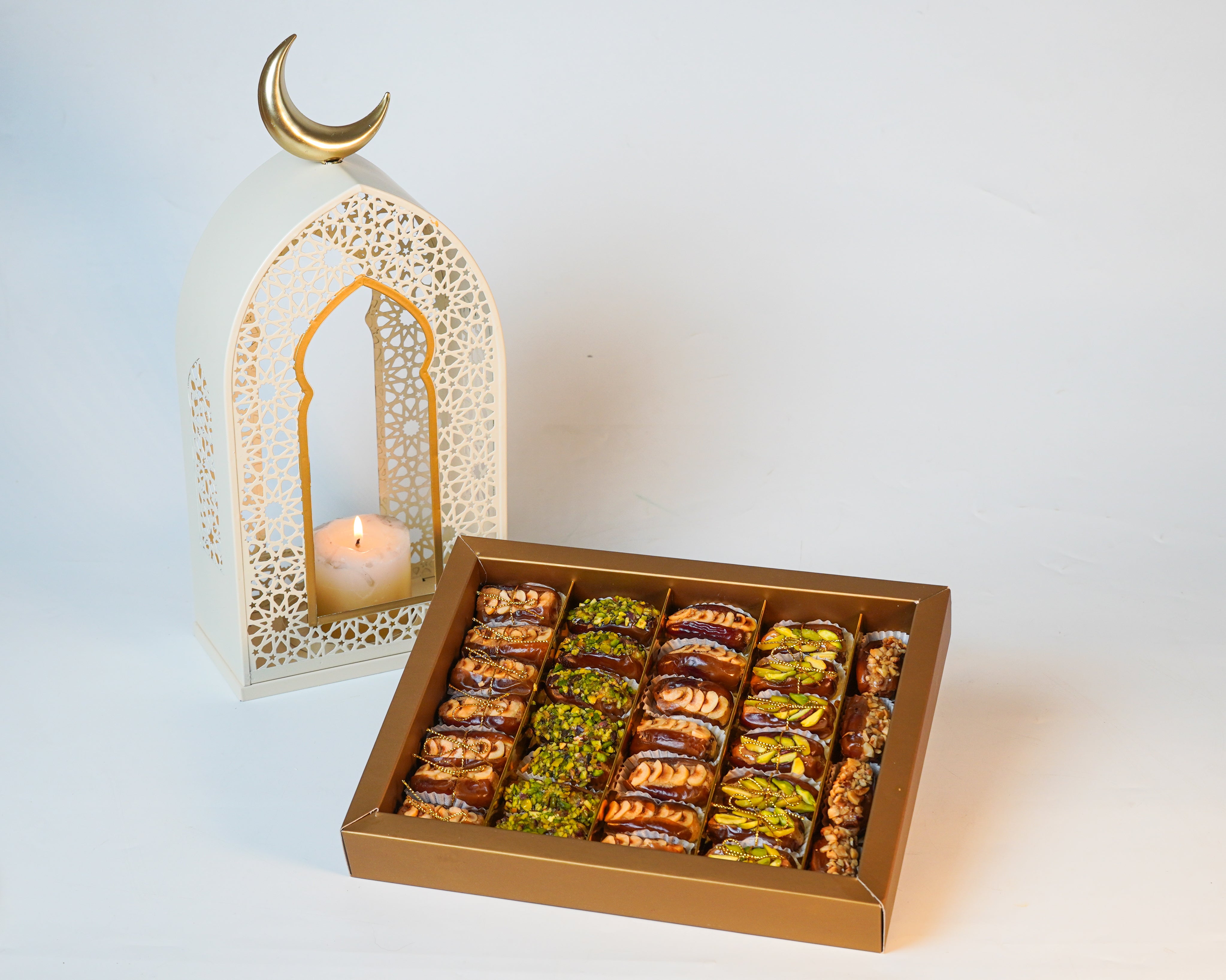 Coffret de dattes farcies artisanales – Élégance gourmande pour le Ramadan (32 pièces)