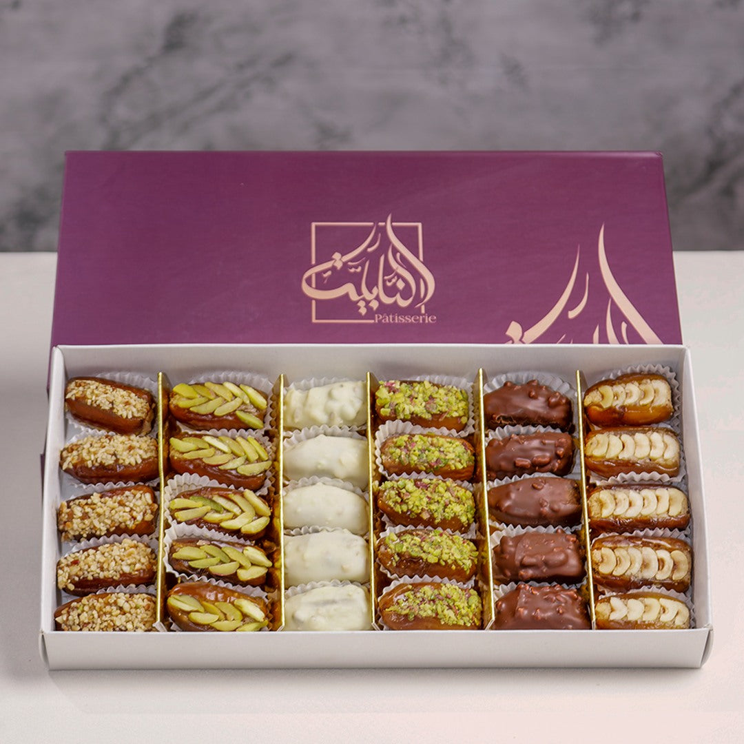 Coffret Dune avec 30 dattes tunisiennes farcies aux fruits secs, présenté avec élégance