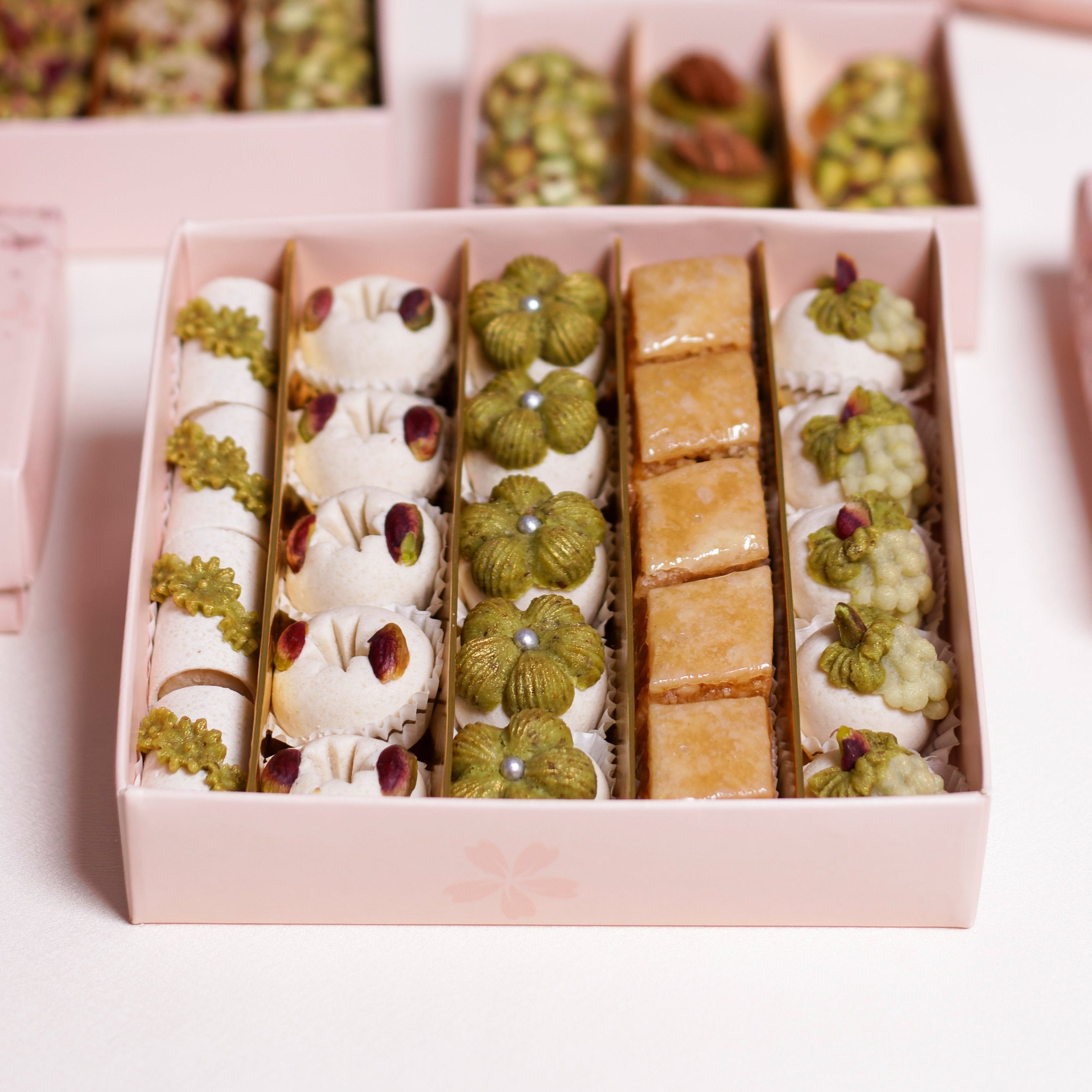 Coffret Amande Majesté avec 24 pâtisseries aux amandes, élégant et raffiné