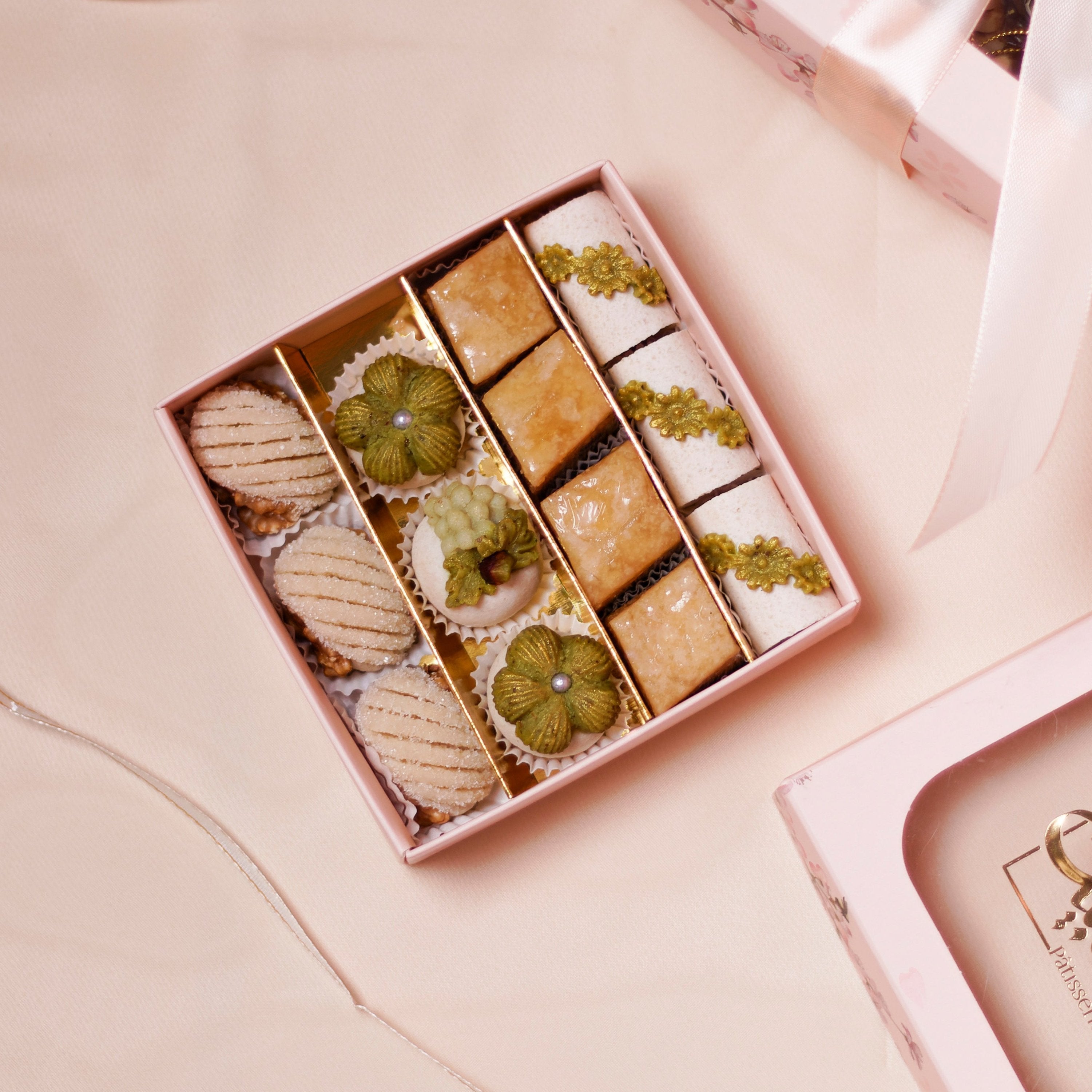 Coffret Amande Précieux avec 13 pâtisseries aux amandes, coffret élégant et transparent