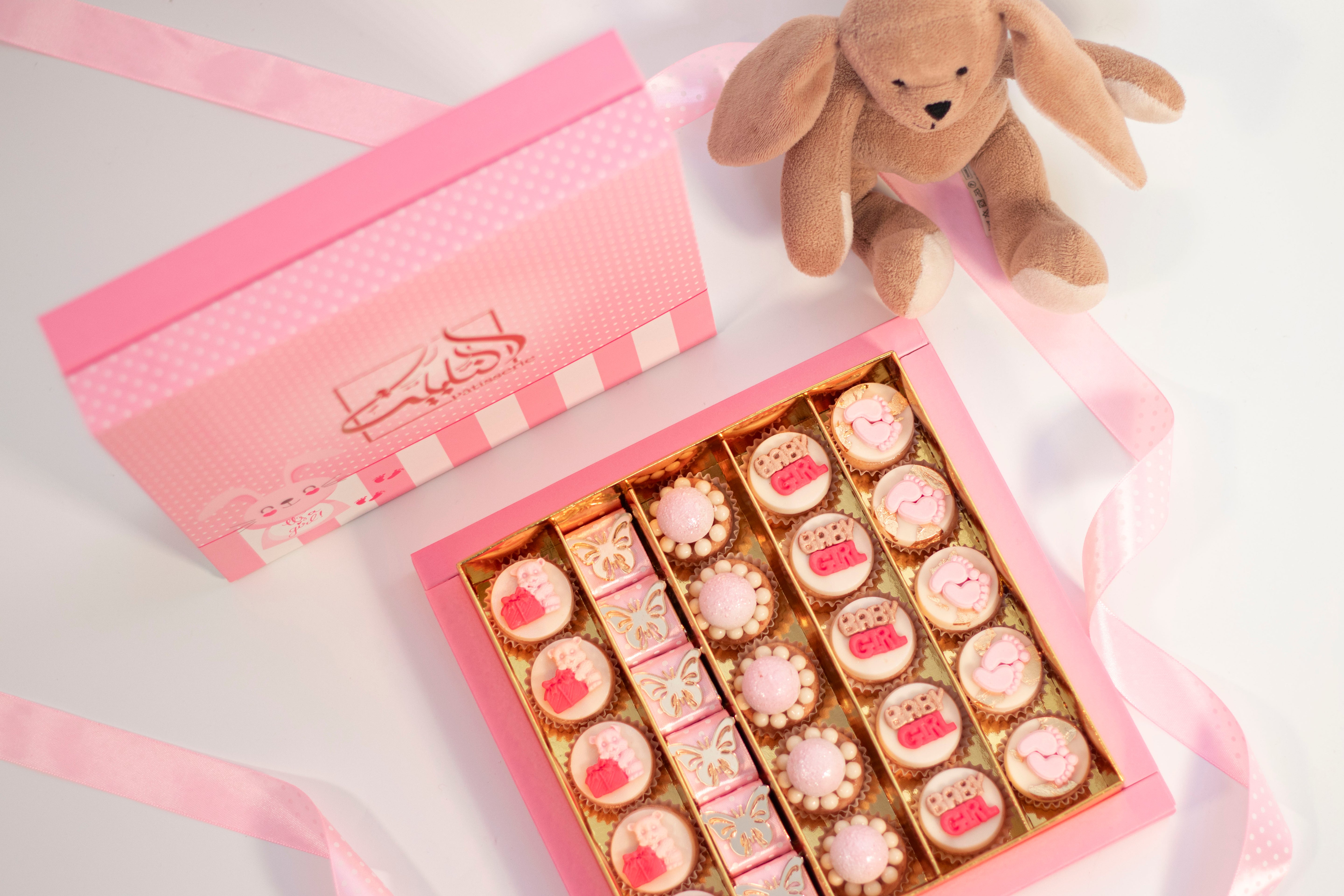 Coffret luxueux de mignardises et chocolats dans une boîte rose pour bébé fille