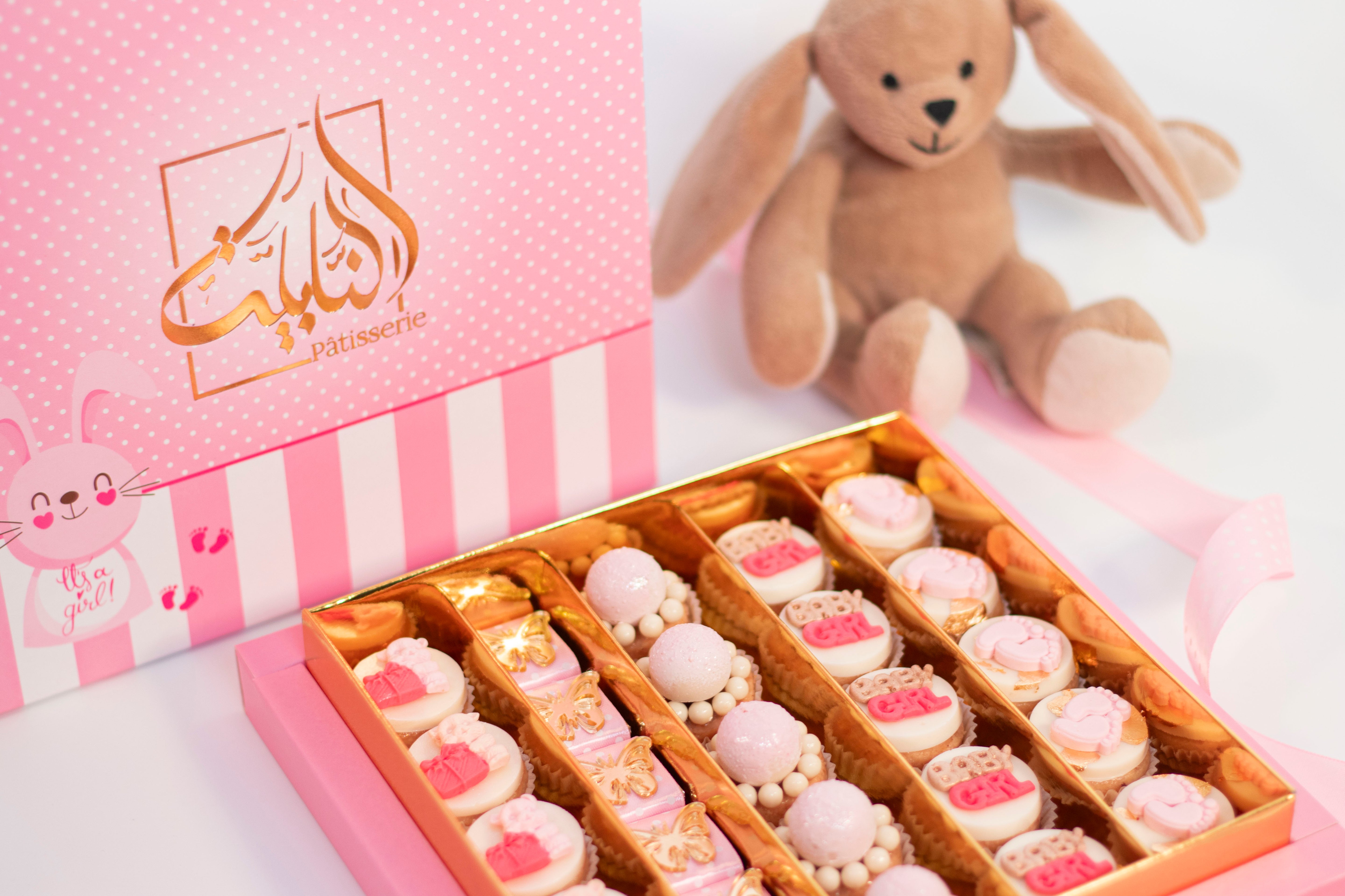 Coffret luxueux de mignardises et chocolats dans une boîte rose pour bébé fille