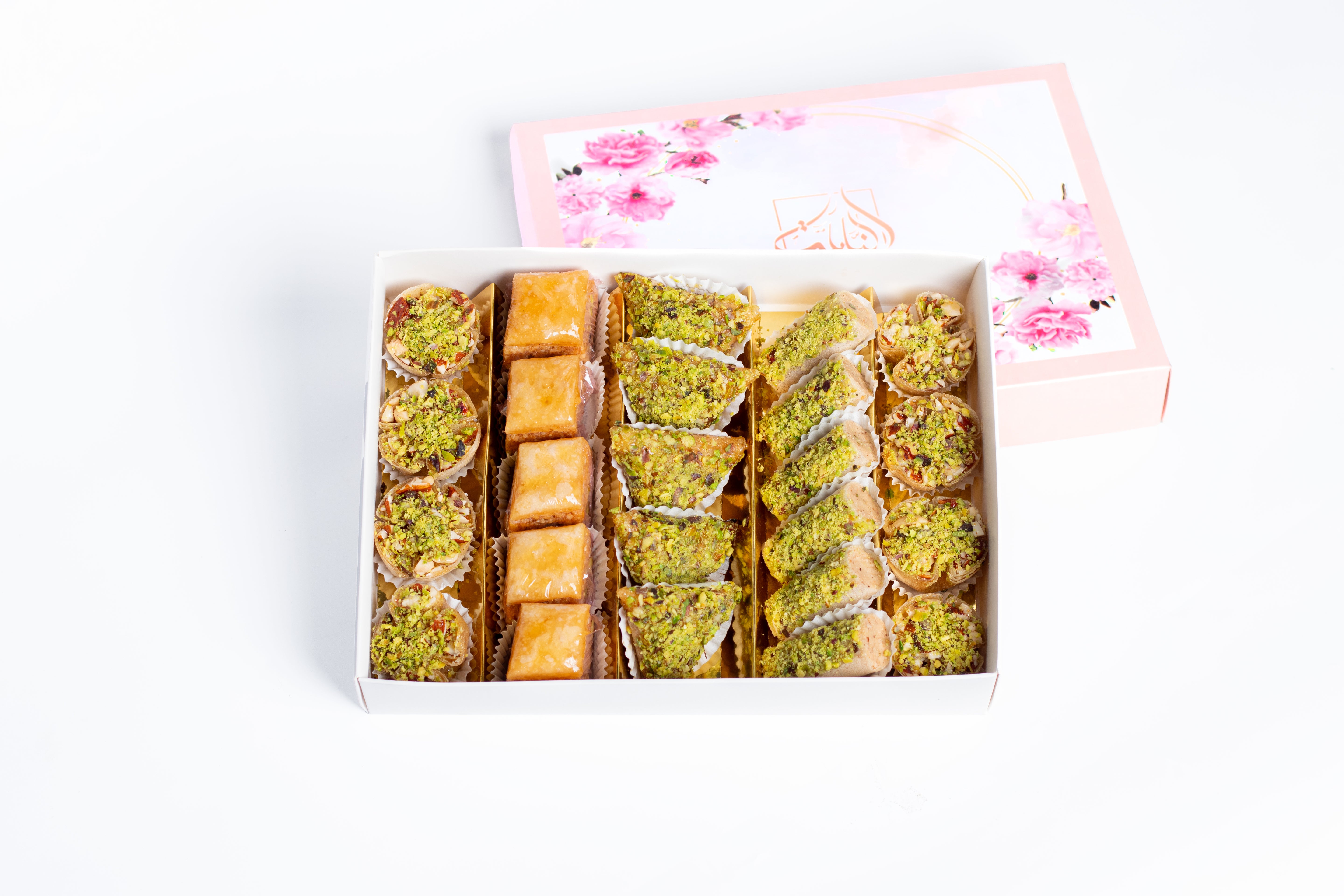 Coffret Rose avec samsa, nid d’oiseau, samsa marocaine et baklawa, dans un coffret blanc et rose décoré de pivoines