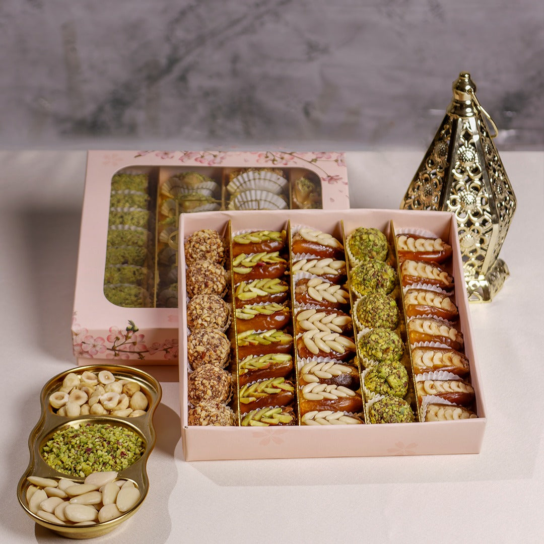 Coffret carré avec 36 pièces de dattes farcies et boules dattes aux fruits secs