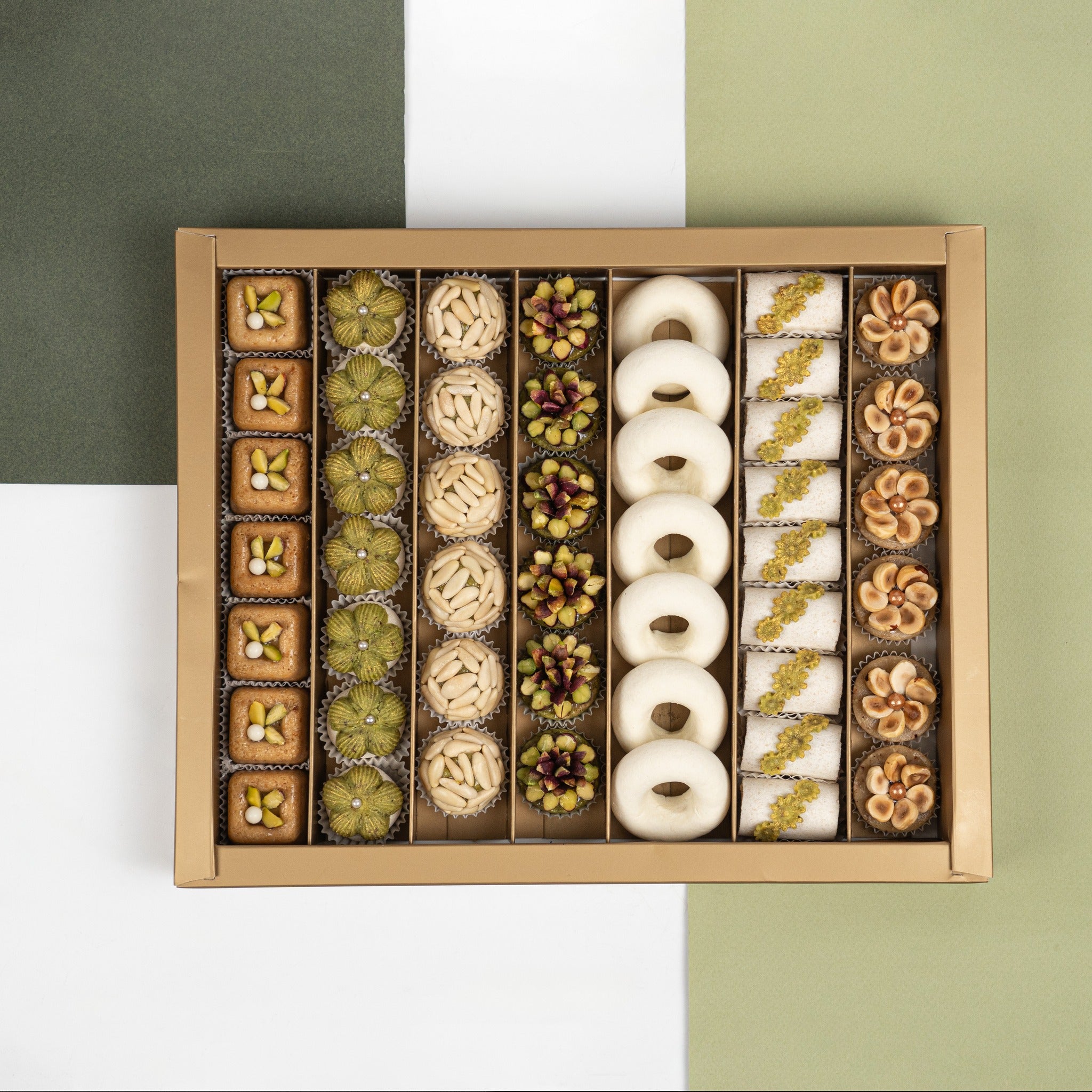 Coffret Royal – assortiment de pâtisseries tunisiennes prestigieuses (pistache, noisette, pignon, kaak warka, amande)
