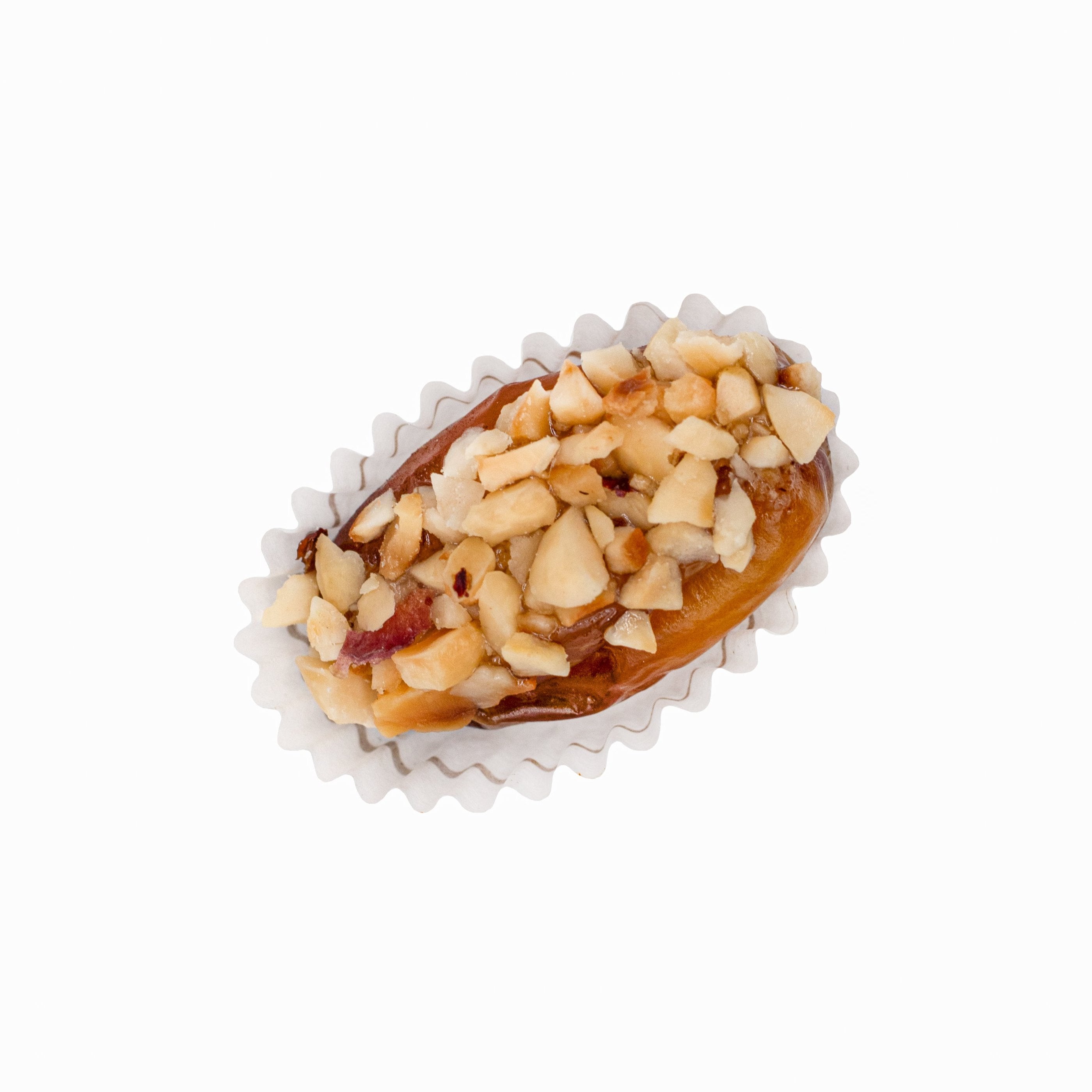 Une datte farcie aux amandes et noisette. Pâtisserie tunisienne pour célébrations.