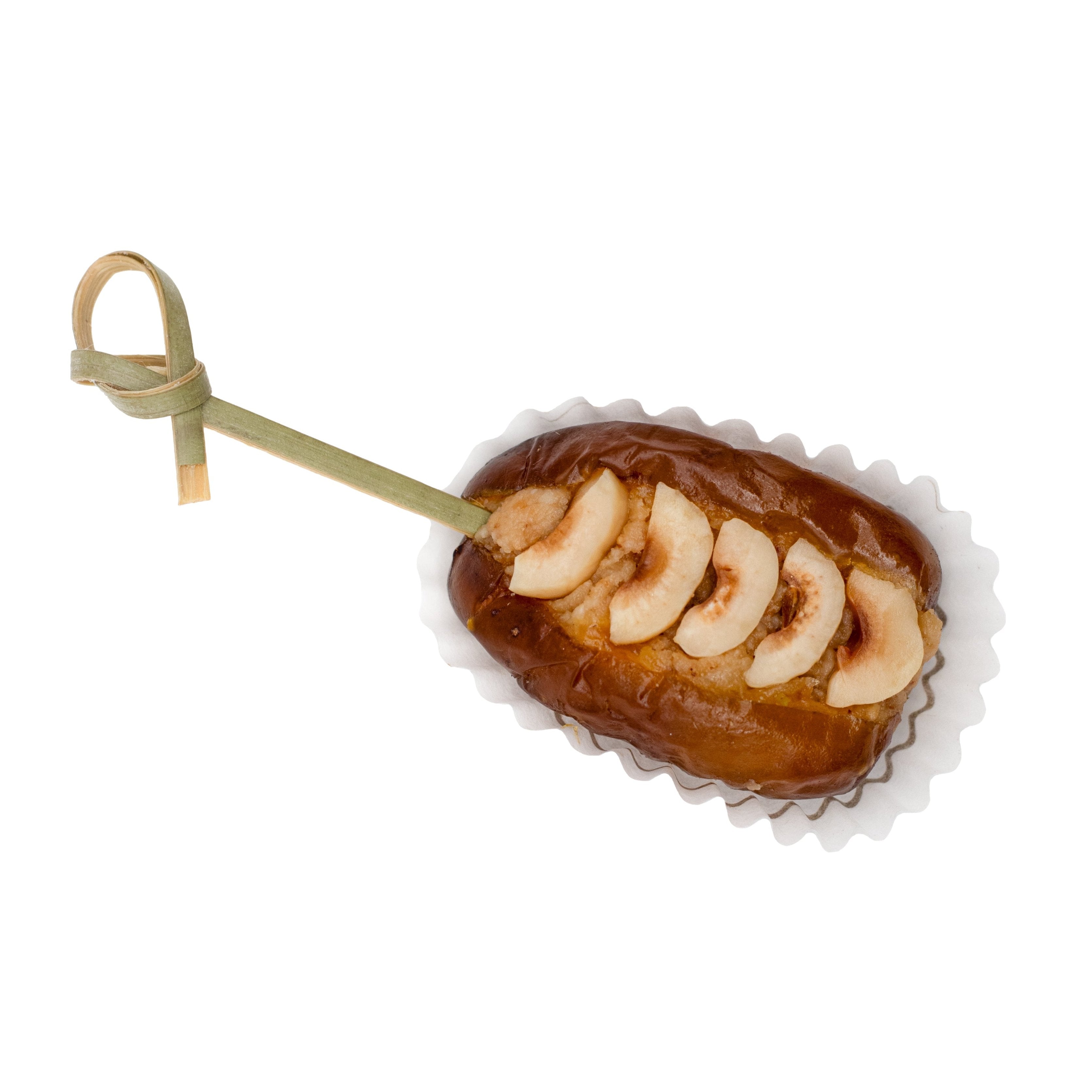 Datte Décorée Noisette avec tranches de noisettes et pique en bois pour une dégustation élégante