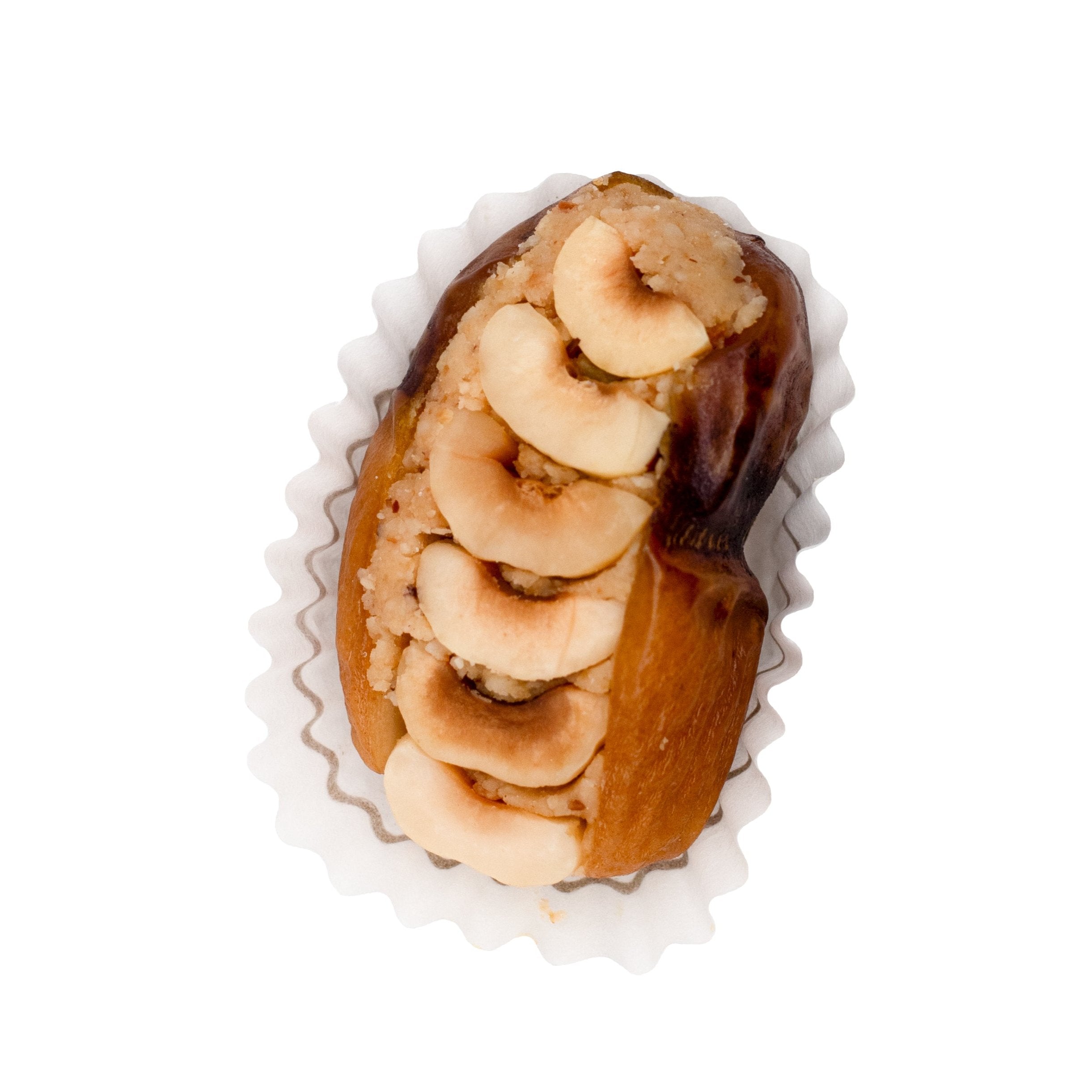 Datte farcie à la pâte d'amandes et noisettes, garnie de fines tranches de noisettes