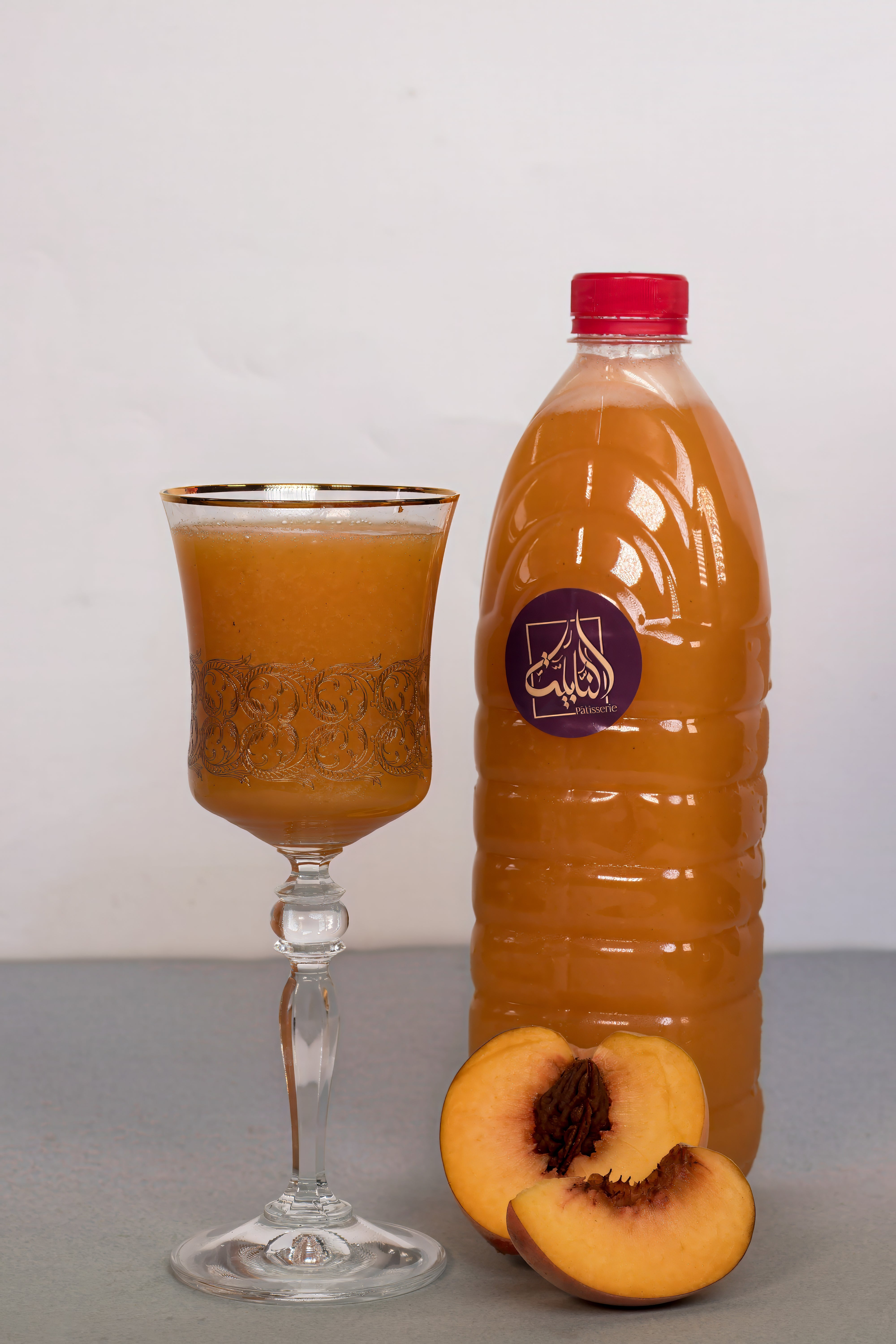 Jus de pêche naturel et frais, boisson douce et fruitée
