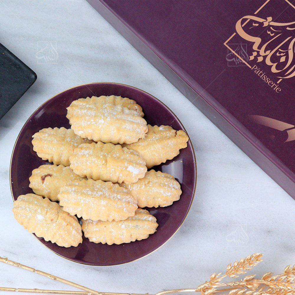 Mâamoul tunisien fondant, préparé avec du miel naturel et fourré aux dattes