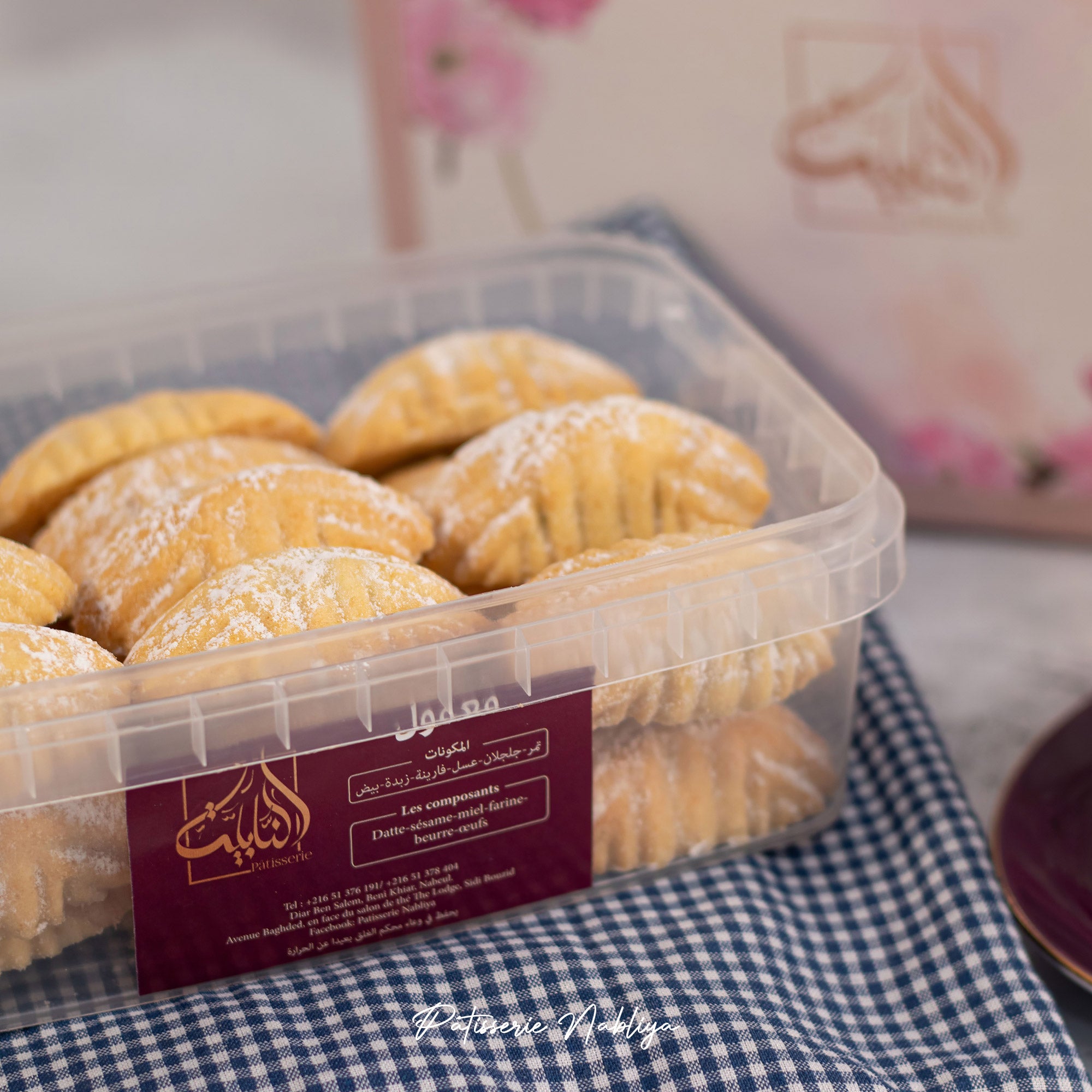 Mâamoul tunisien fondant, préparé avec du miel naturel et fourré aux dattes
