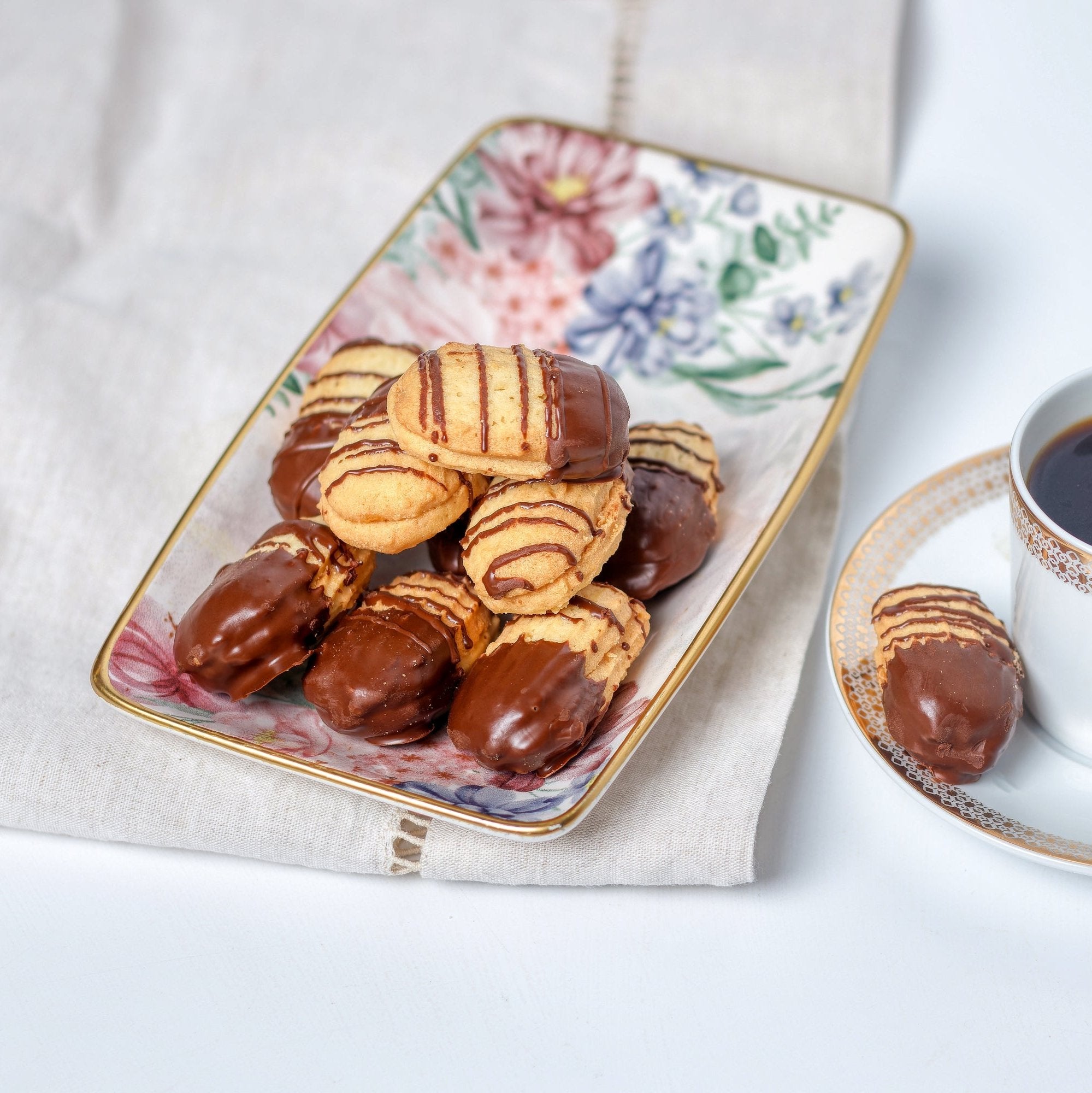 Petit four au chocolat fait à la main, idéal pour le petit-déjeuner et les pauses sucrées