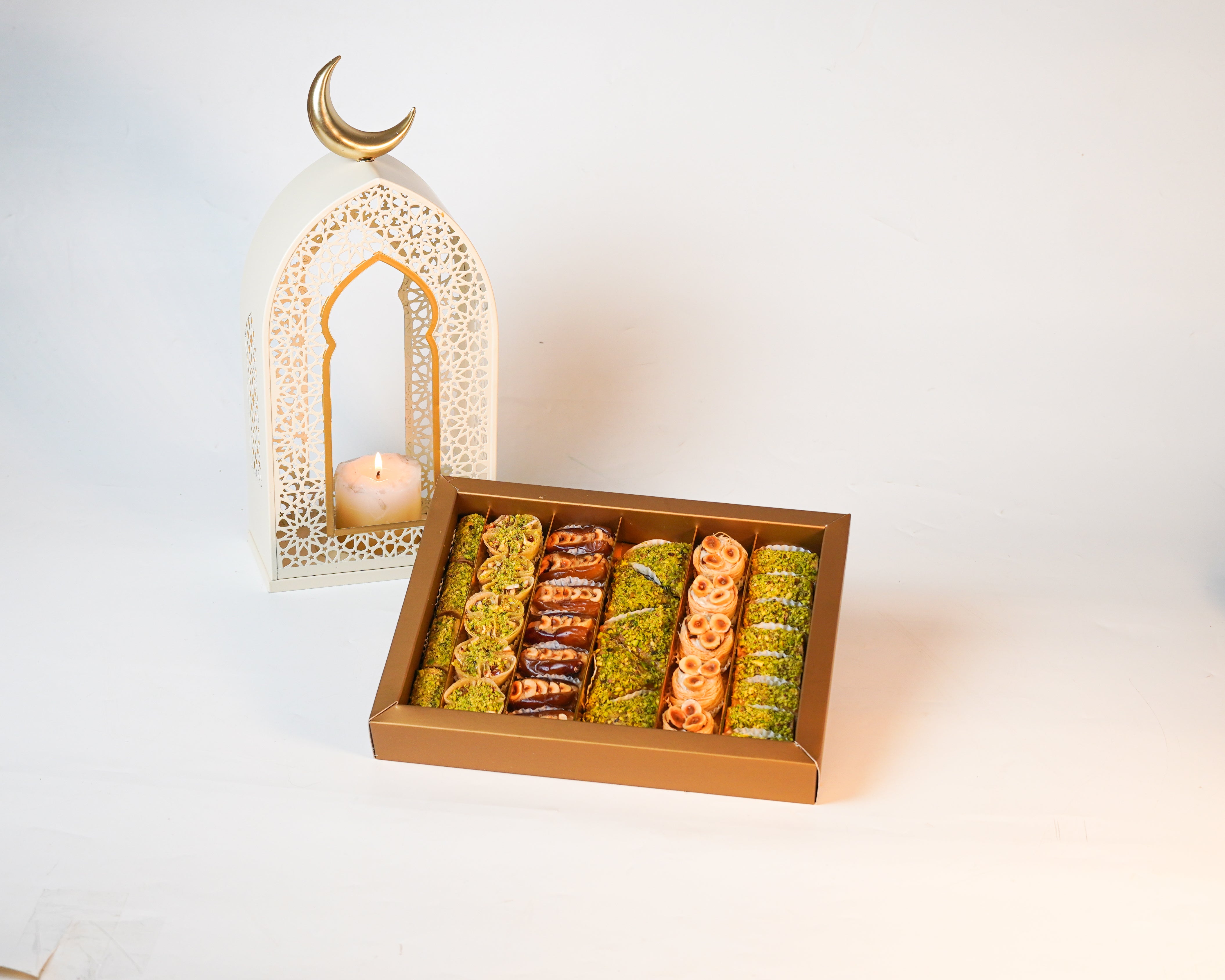 Coffret Croustillances d’Orient – Assortiment de pâtisseries tunisiennes croustillantes pour le thé (34 pièces)