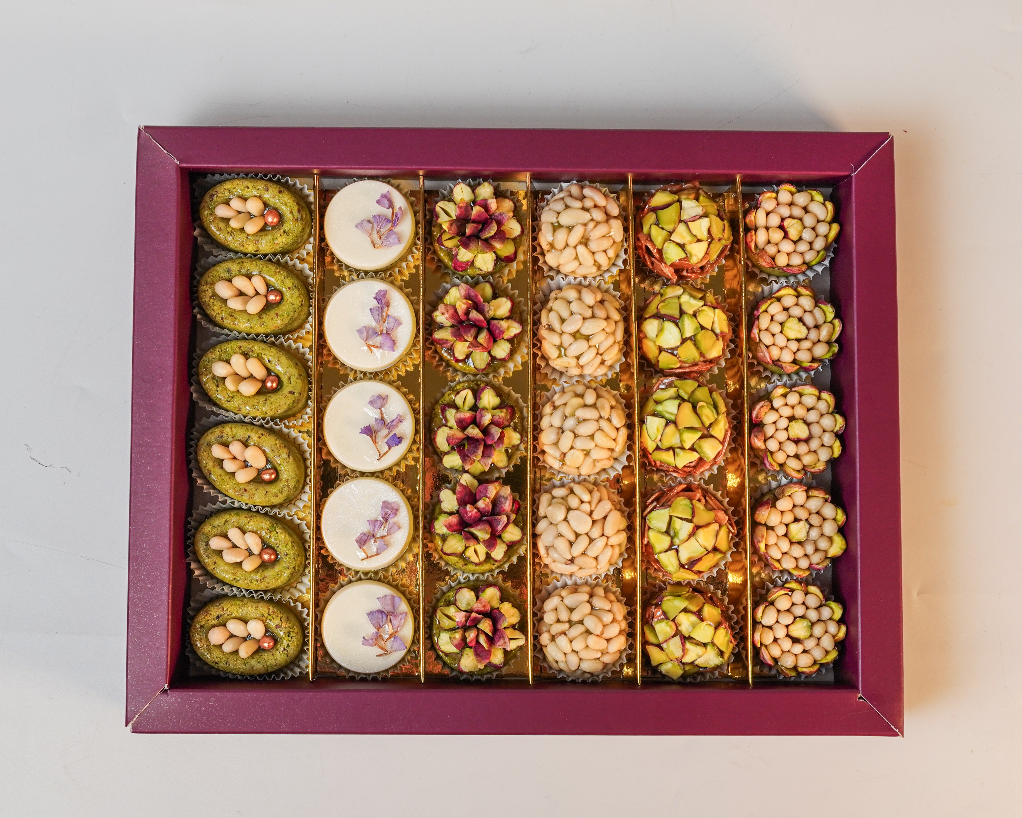 Coffret Royal Ramadan – Mignardises premium à la pistache et au pignon (31 pièces)